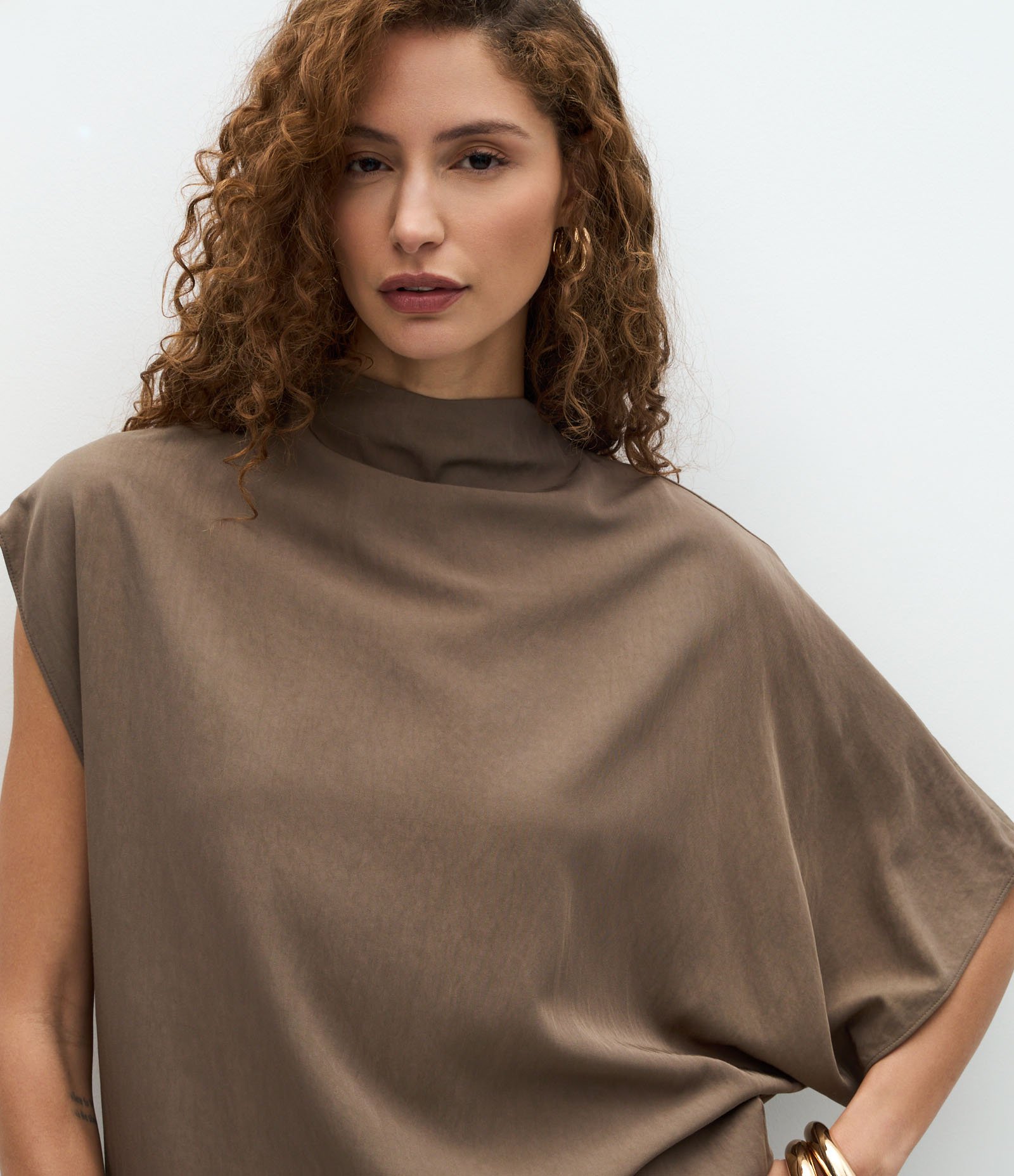 Blusa Manga Curta Assimétrica em Viscose Verde 3