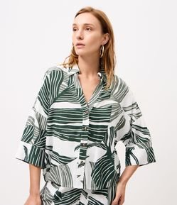 Camisa em Viscolinho com Estampa de Folhagem