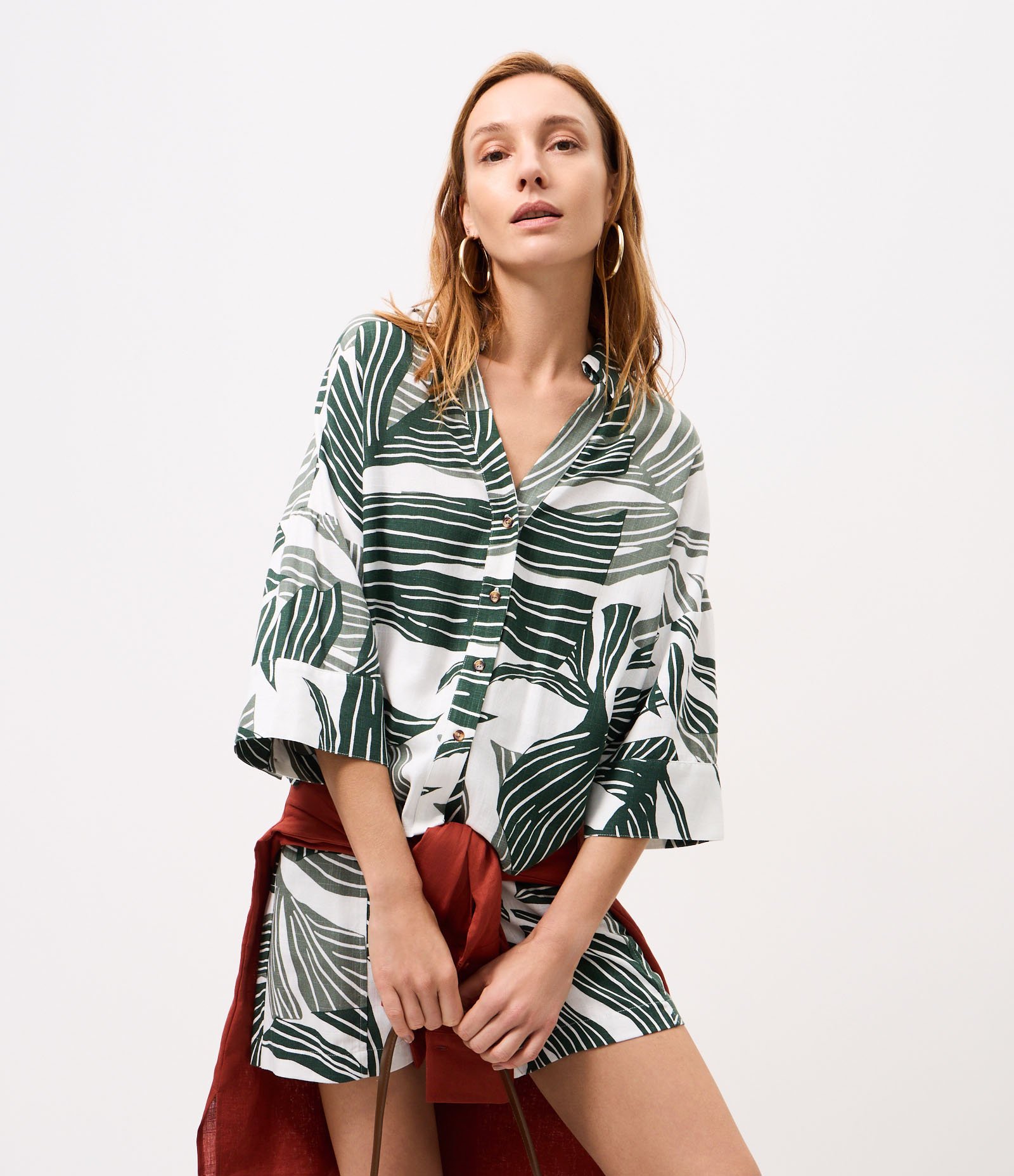 Short em Viscolinho com Estampa de Folhagem e Cós Elástico Branco/Verde 2