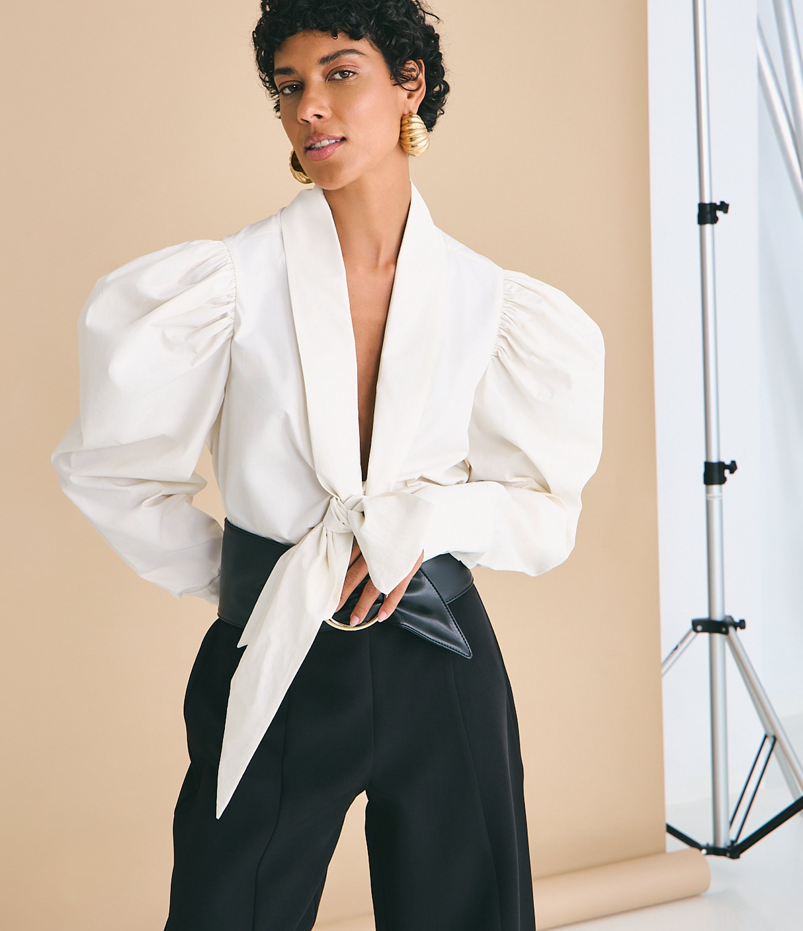 Blusa em Tricoline com Manga Volumosa e Gola Laço Branco 1