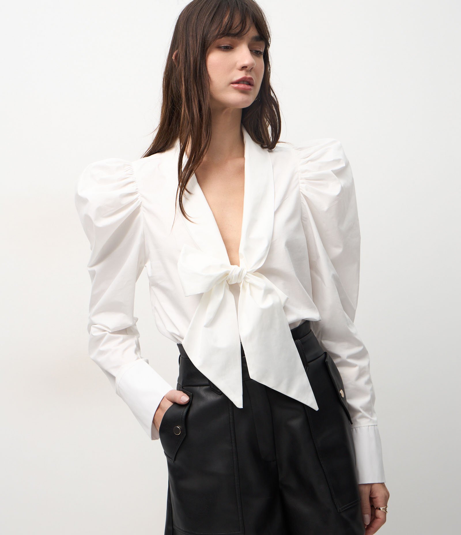 Blusa em Tricoline com Manga Volumosa e Gola Laço Branco 2