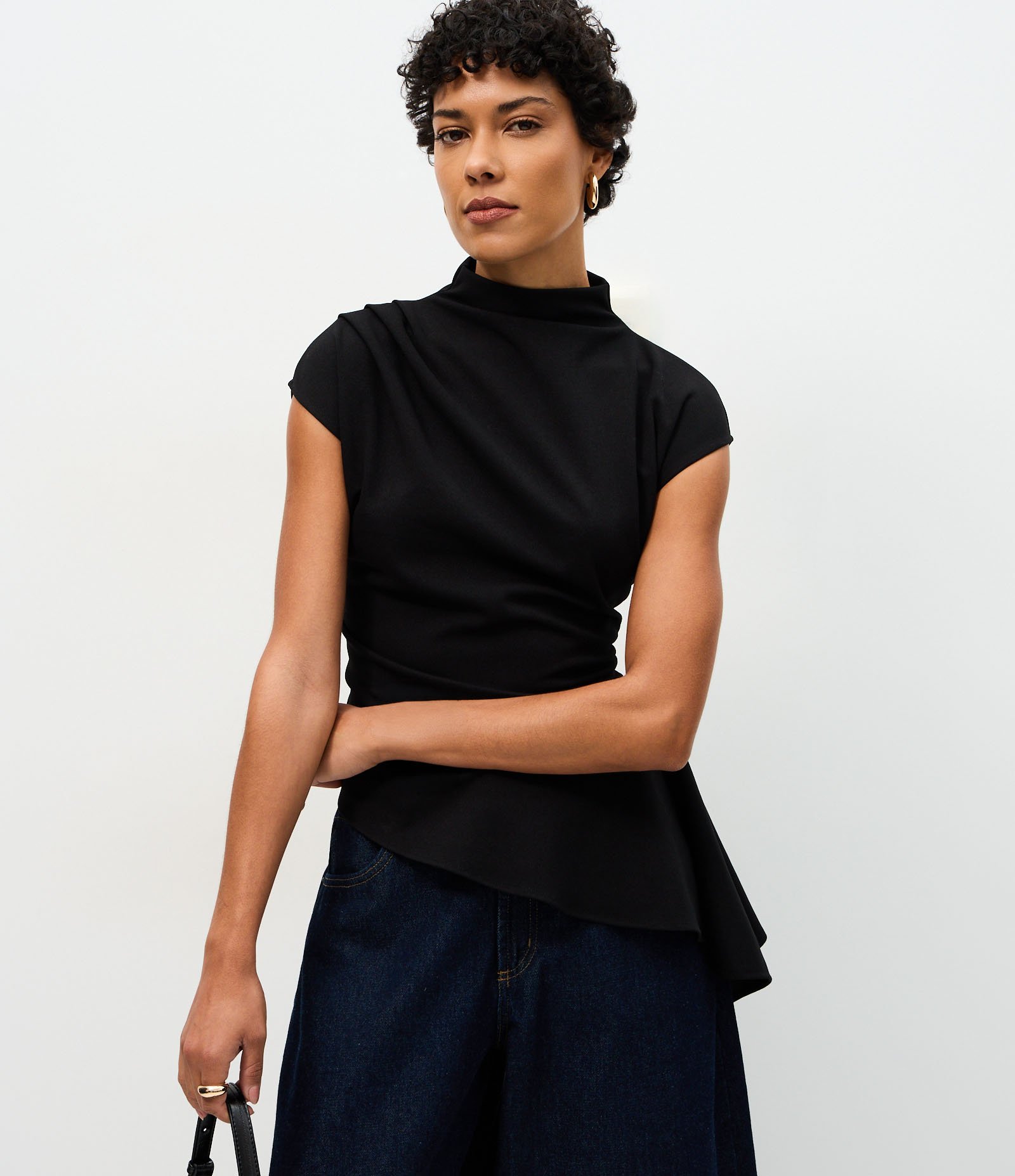 Blusa com Gola Alta e Barra Peplum Assimétrica Preto 1