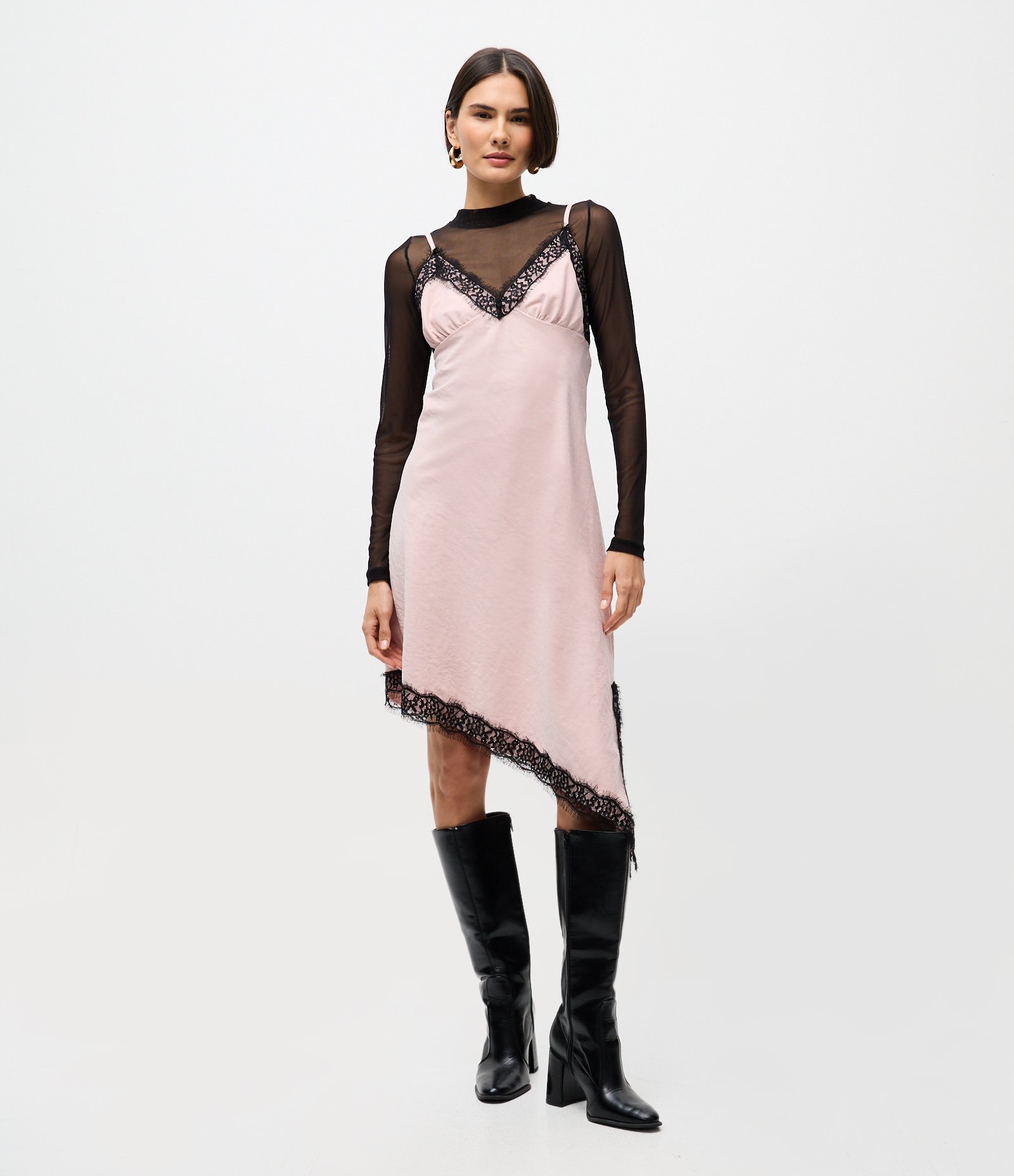 Vestido Slip com Barra Assimétrica e Detalhes em Renda Rosa 1