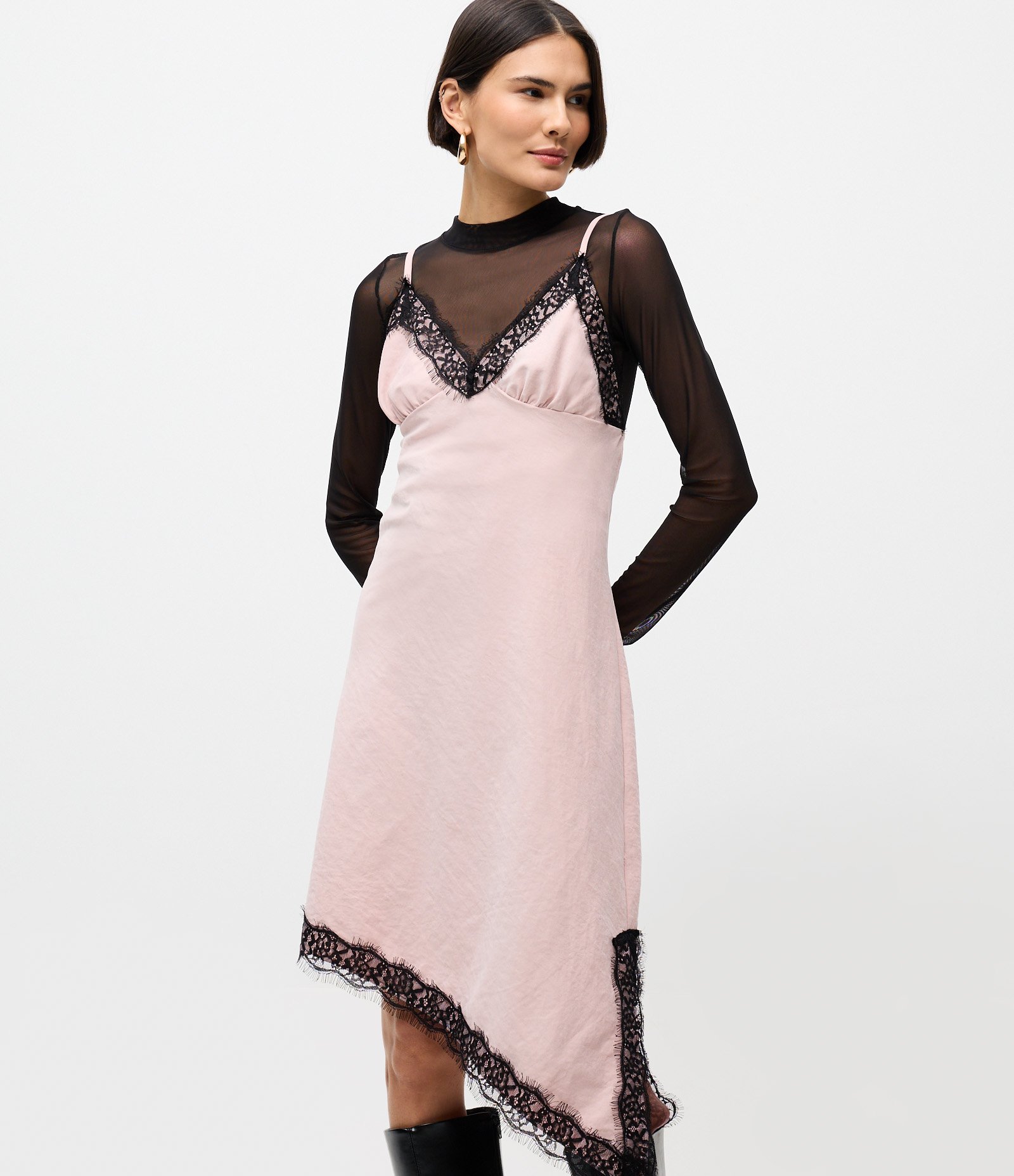 Vestido Slip com Barra Assimétrica e Detalhes em Renda Rosa 2