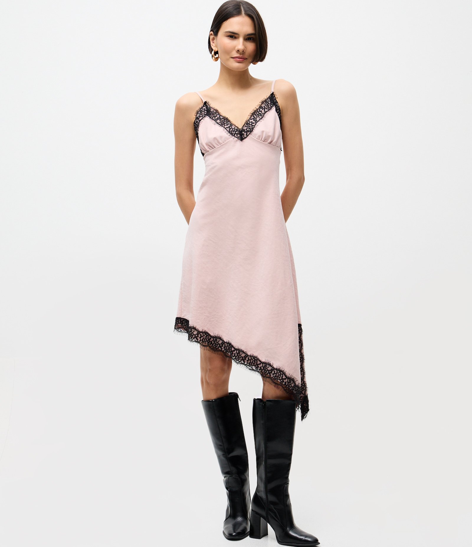 Vestido Slip com Barra Assimétrica e Detalhes em Renda Rosa 3