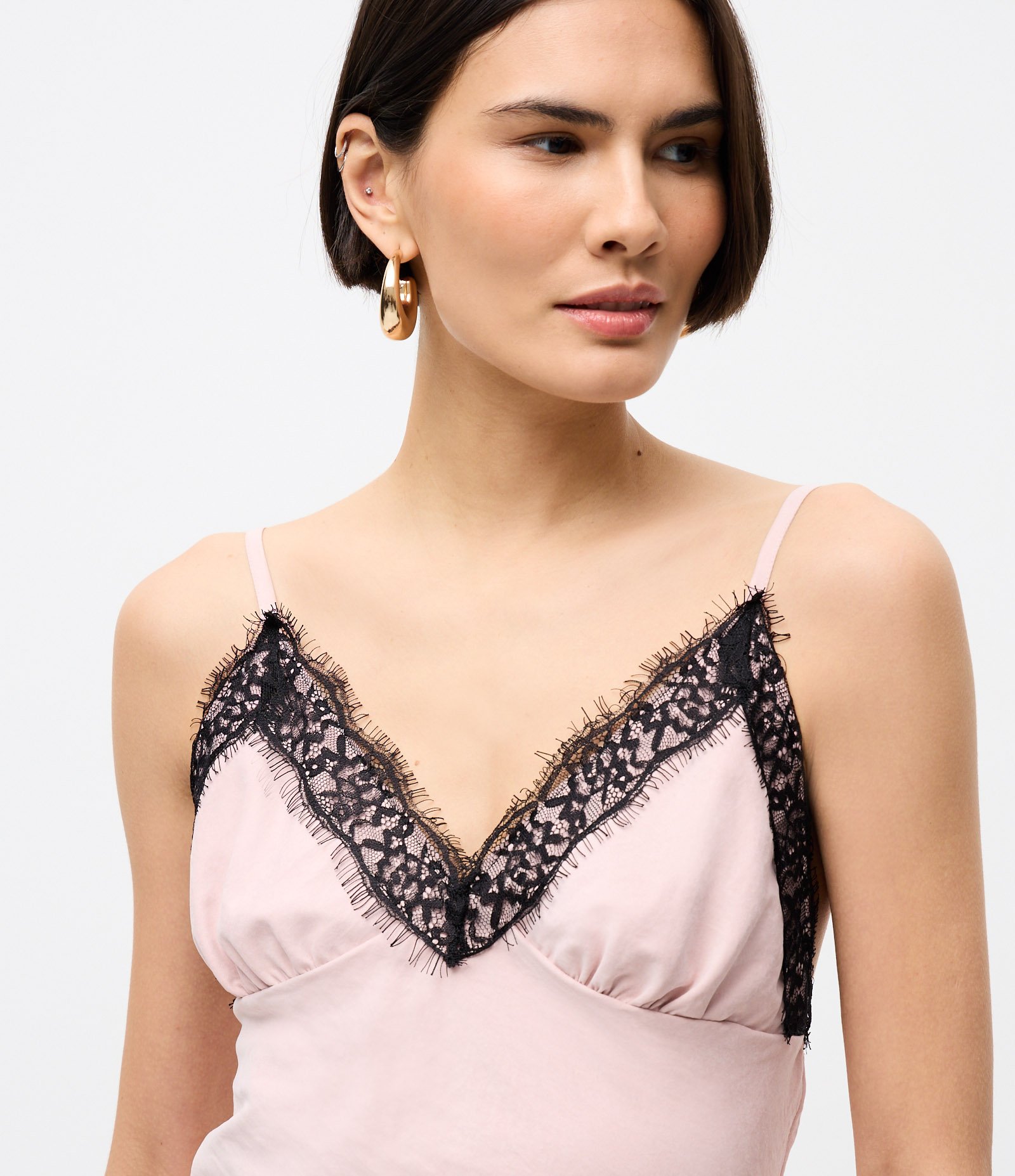 Vestido Slip com Barra Assimétrica e Detalhes em Renda Rosa 4