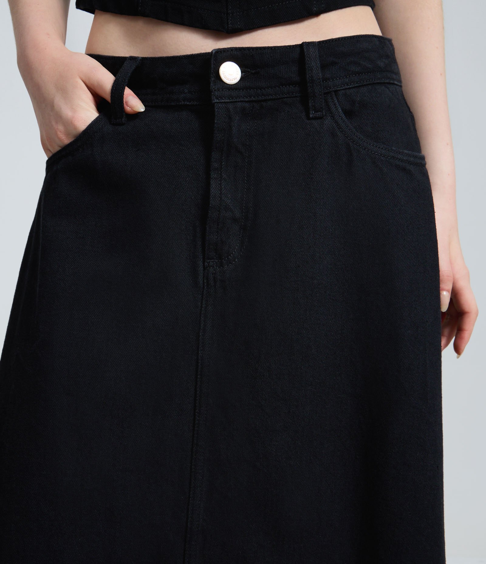 Saia New Midi em Jeans com Barra Fio e Recortes Preto 3
