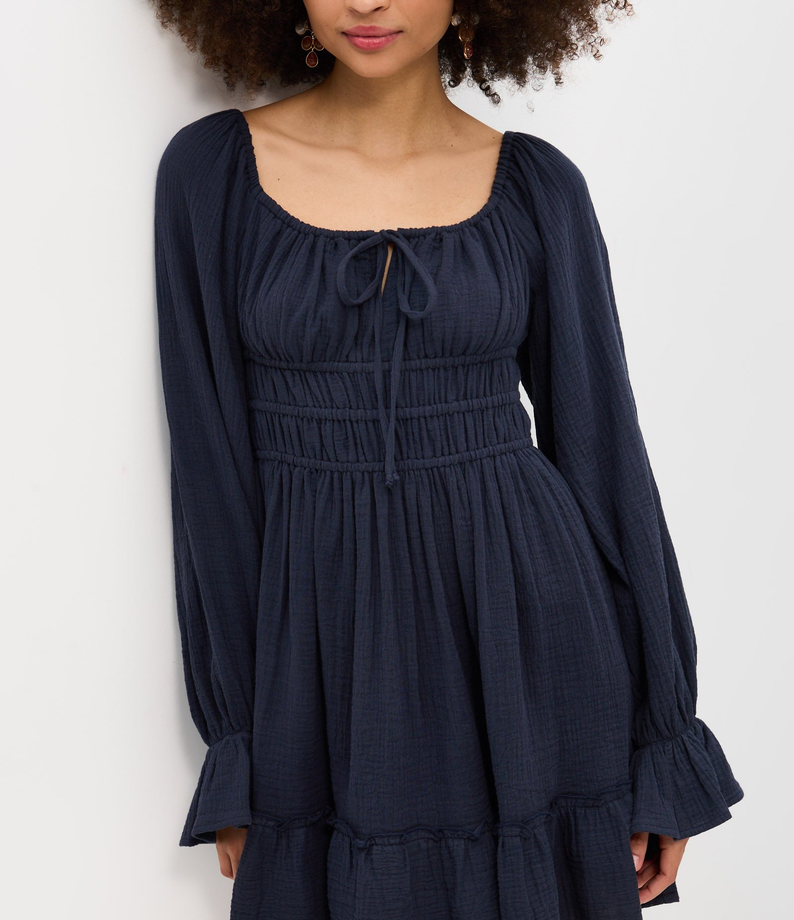 Vestido Curto em Cambraia de Algodão com Detalhe Franzido Abaixo do Busto Azul 3