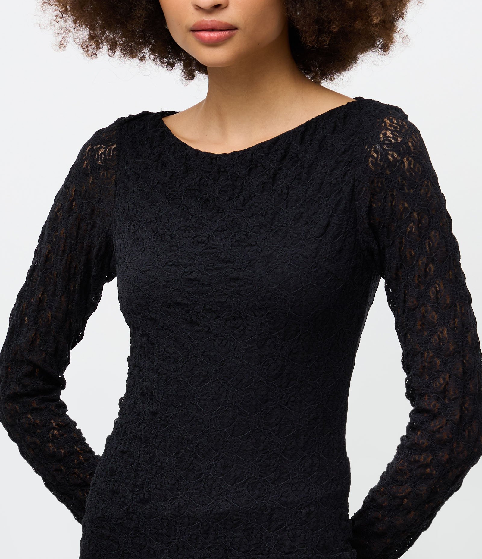 Vestido Curto Evasê em Renda com Manga Longa Preto 1
