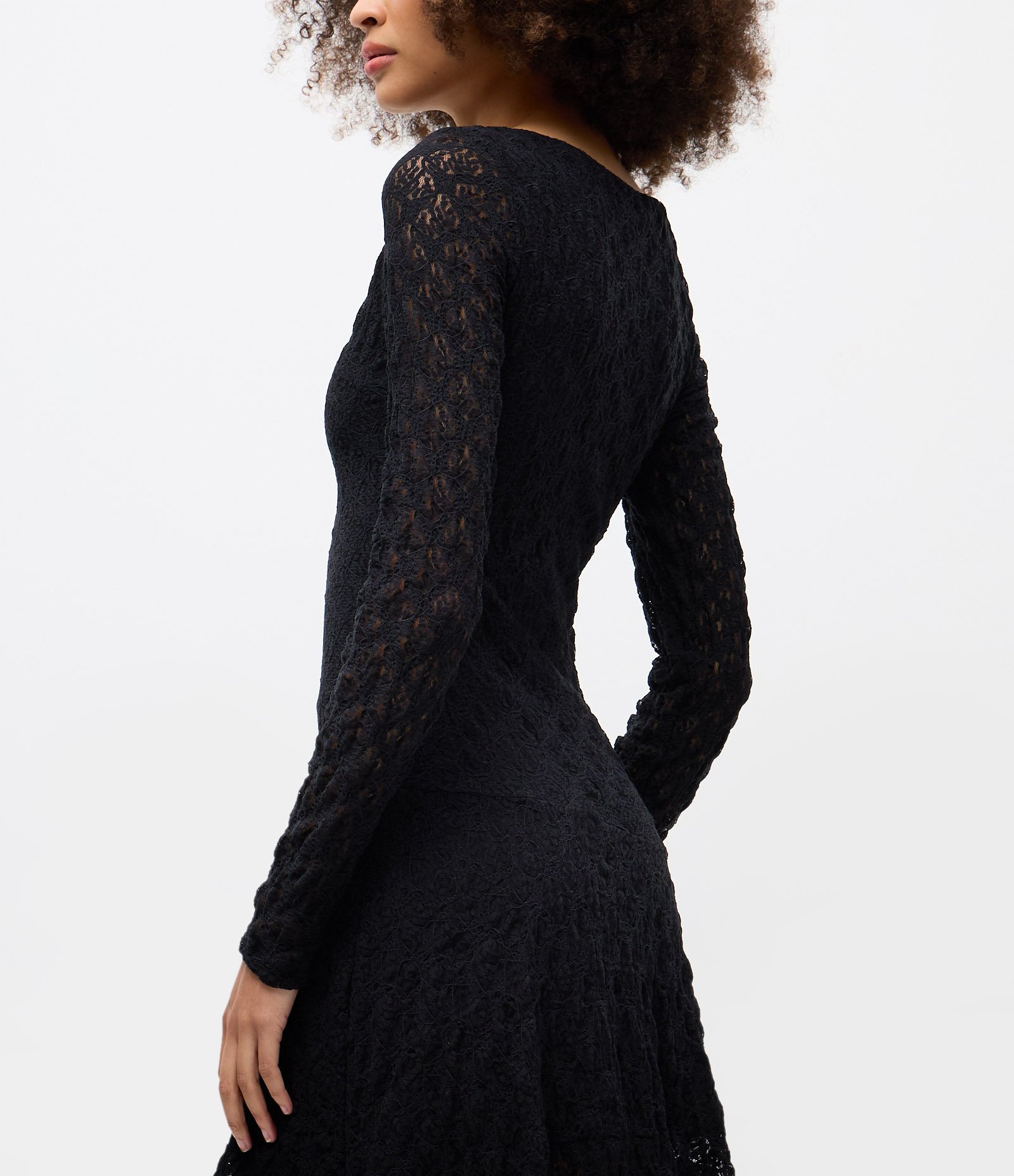 Vestido Curto Evasê em Renda com Manga Longa Preto 2