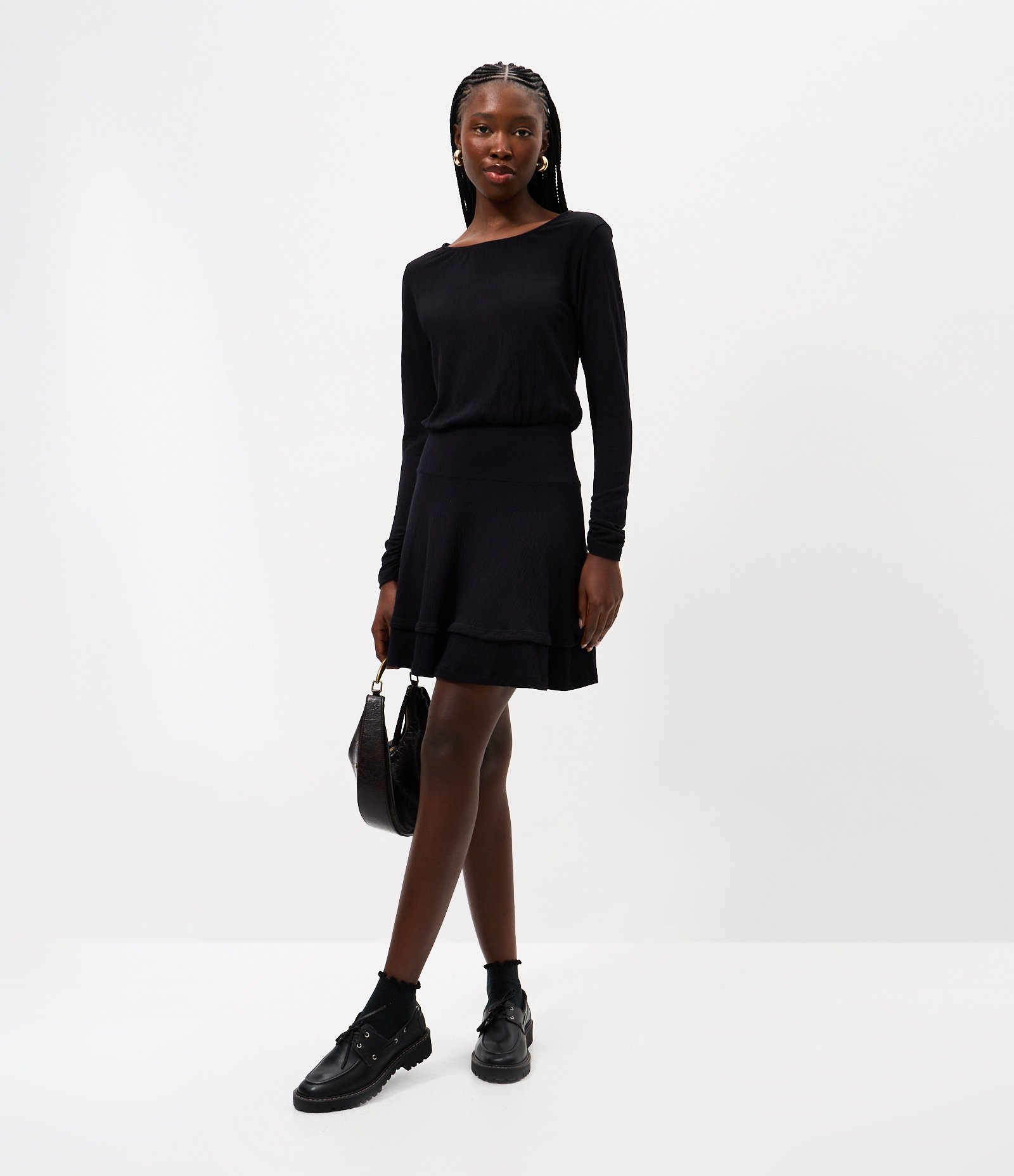 Vestido Curto Evasê em Viscose com Manga Longa e Babados Preto 1