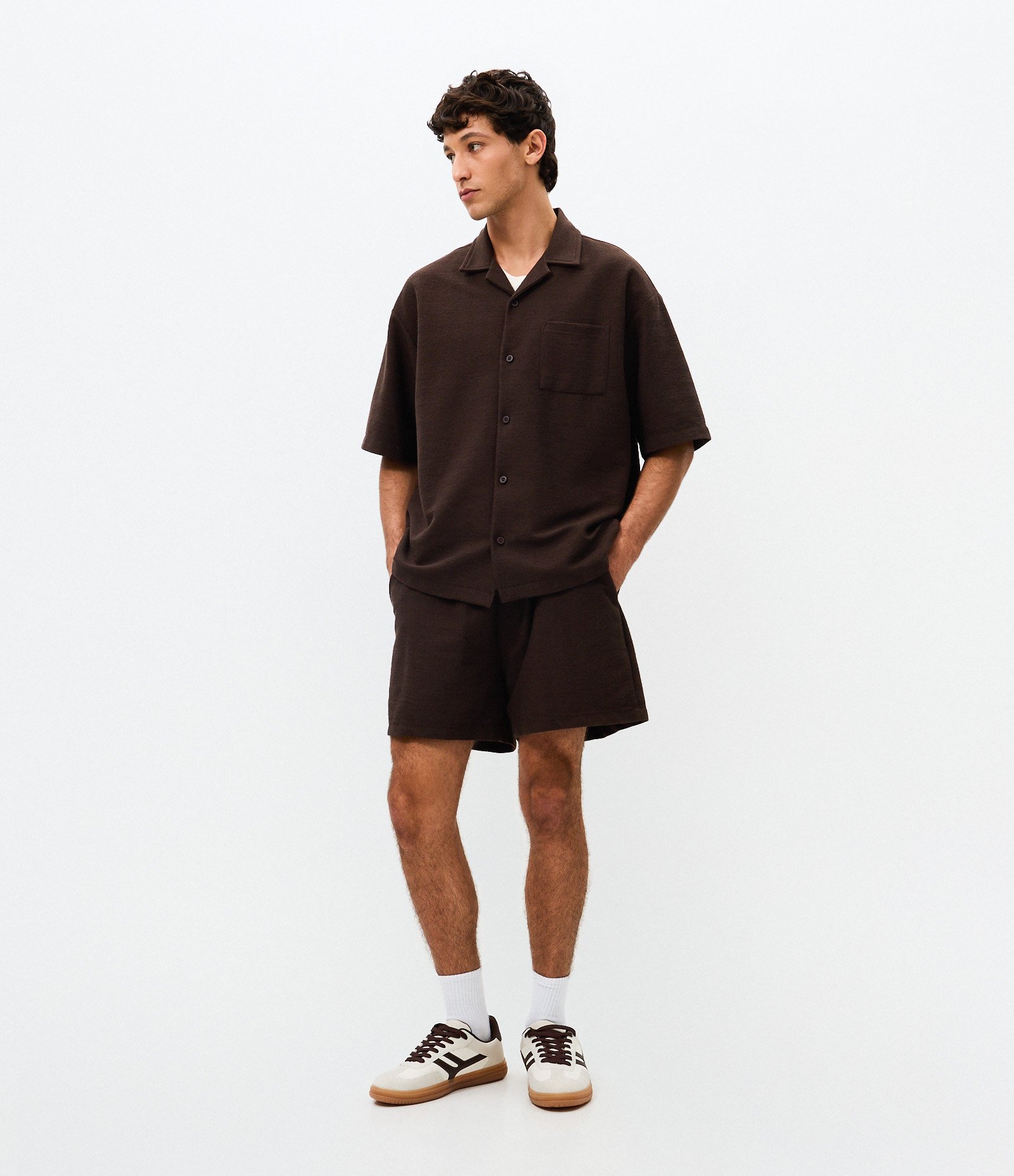 Camisa Manga Curta Oversized com Bolso em Moletom Marrom 2