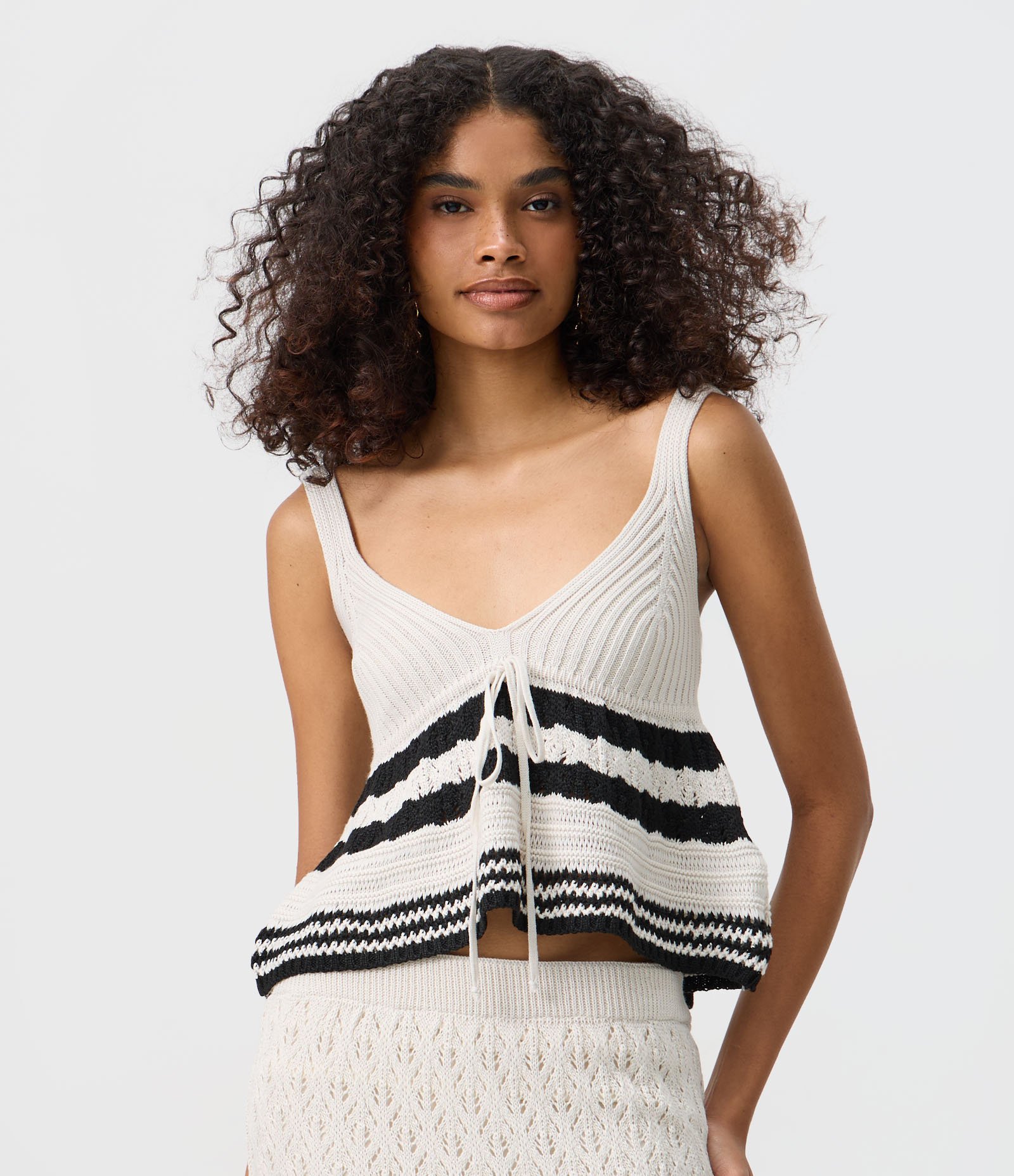 Blusa Evasê em Tricô Listrado com Amarração Frontal Branco 1