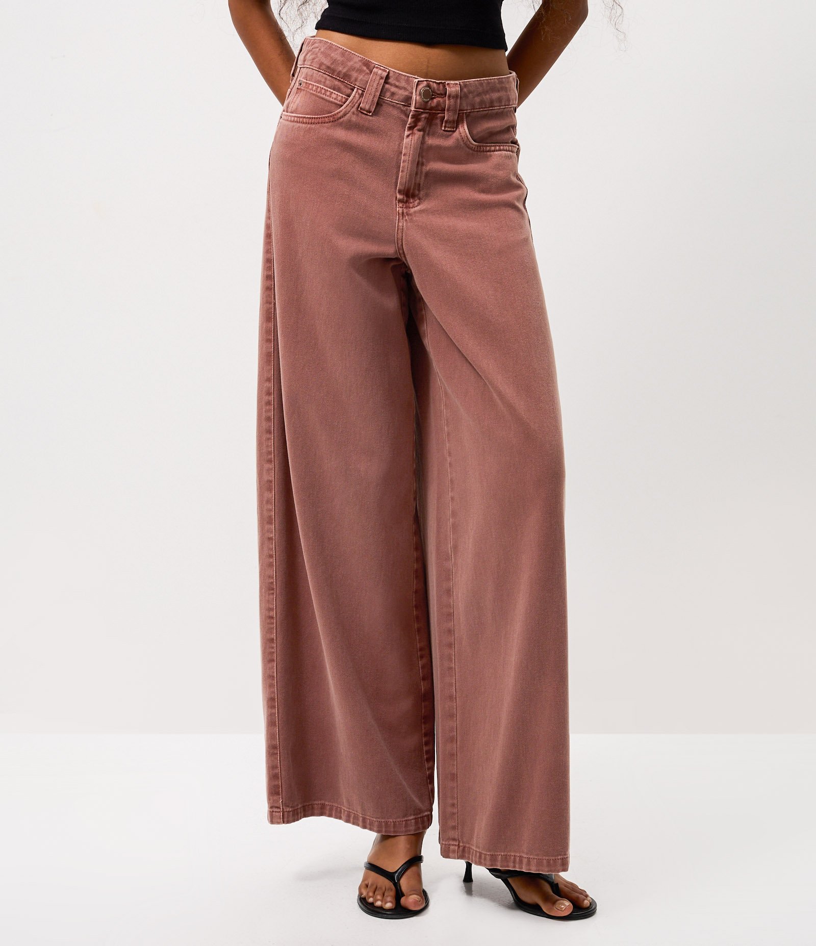 Calça Super Wide em Sarja com Cintura Média Marrom 2
