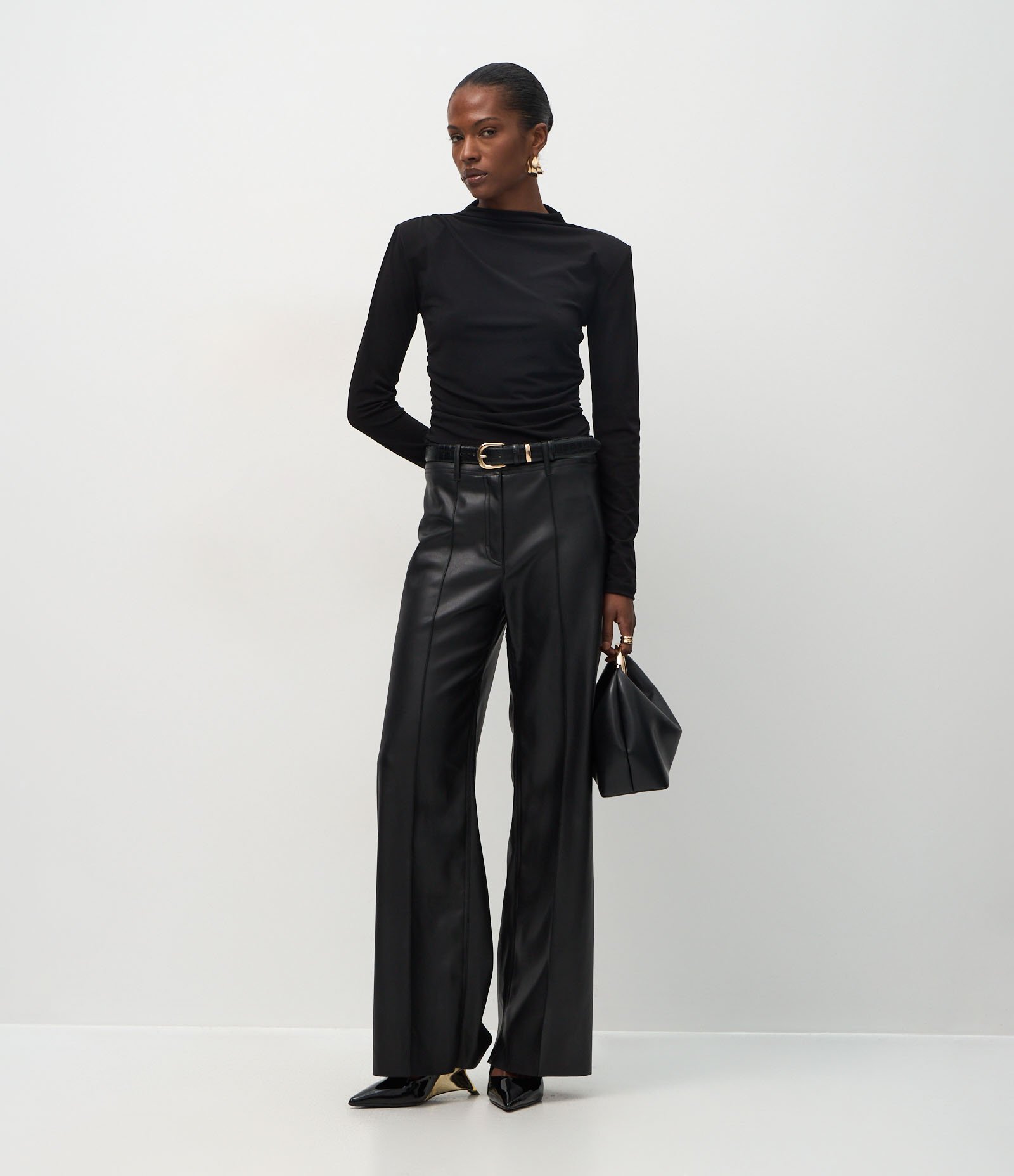 Blusa com Ombreiras e Franzido nas Laterais Preto 2