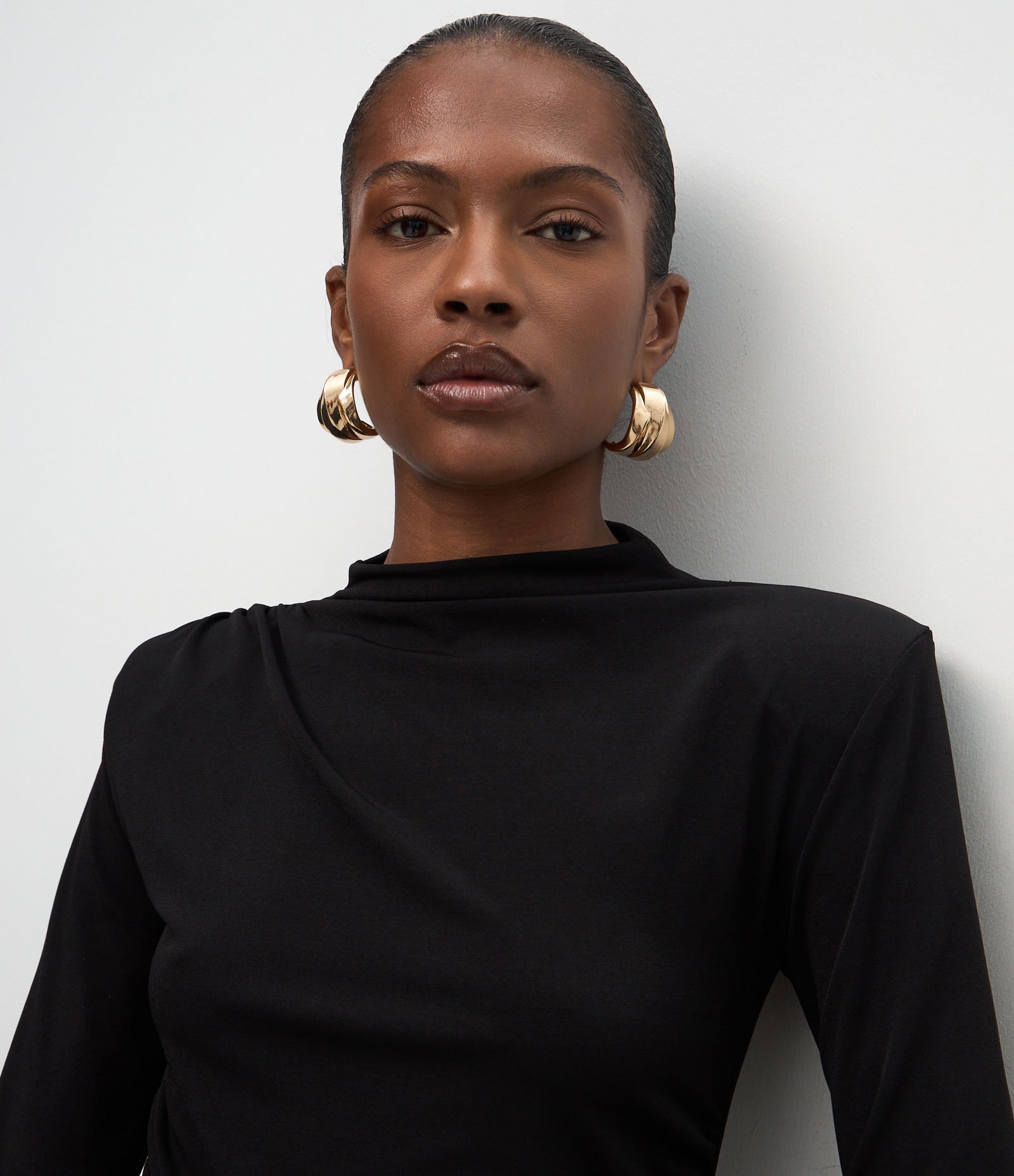 Blusa com Ombreiras e Franzido nas Laterais Preto 3