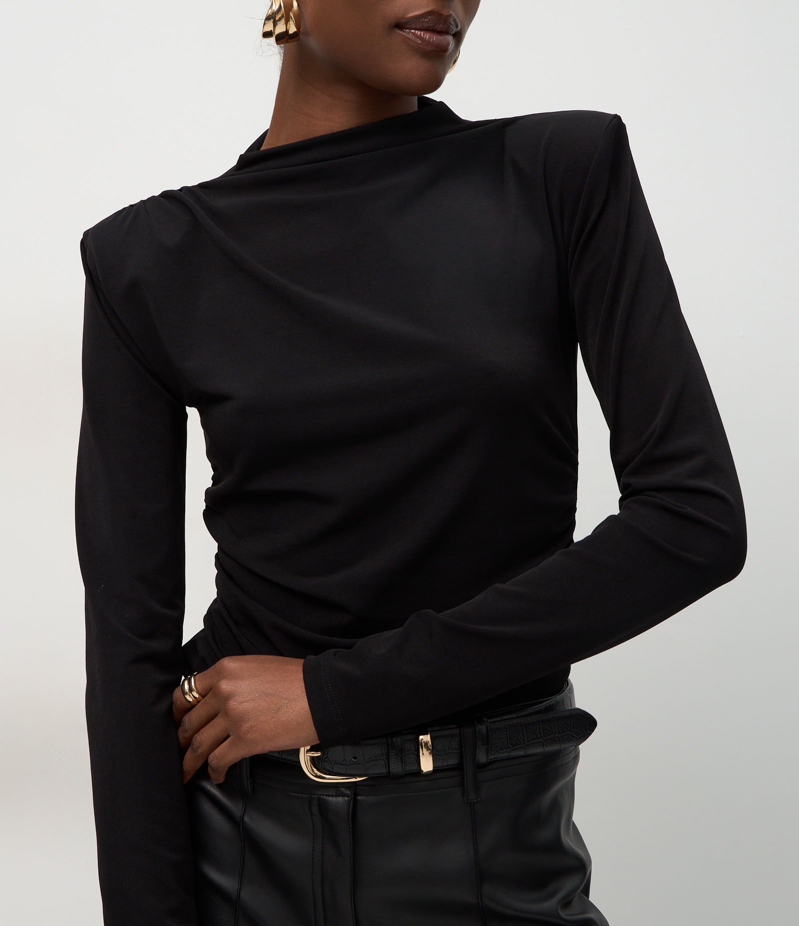 Blusa com Ombreiras e Franzido nas Laterais Preto 4