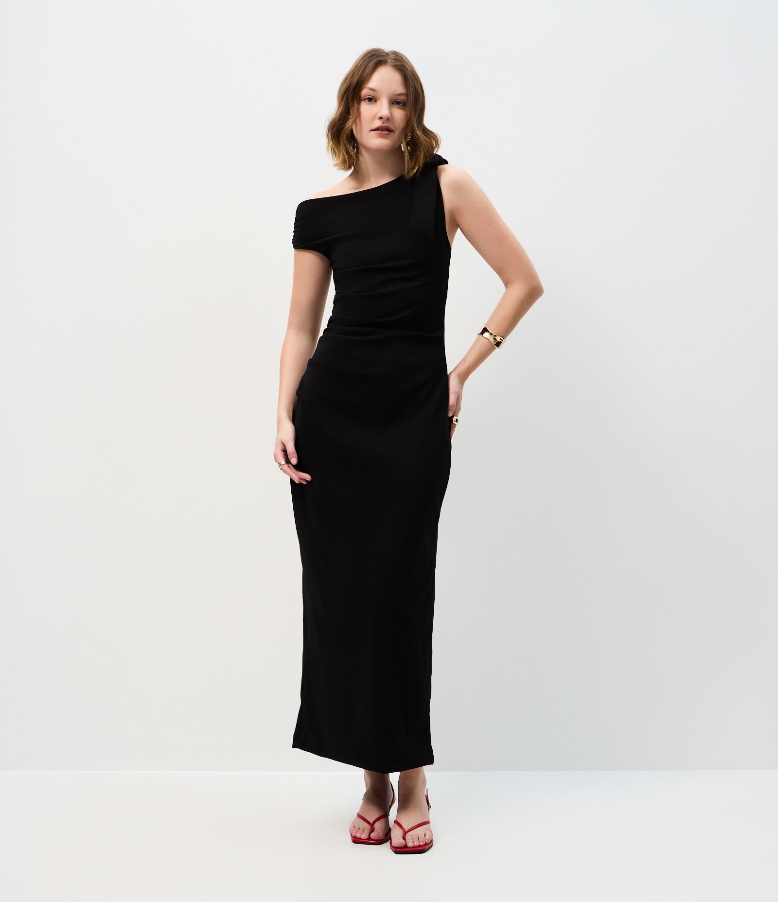 Vestido Midi com Um Ombro Só e Aplicação de Laço Preto 1