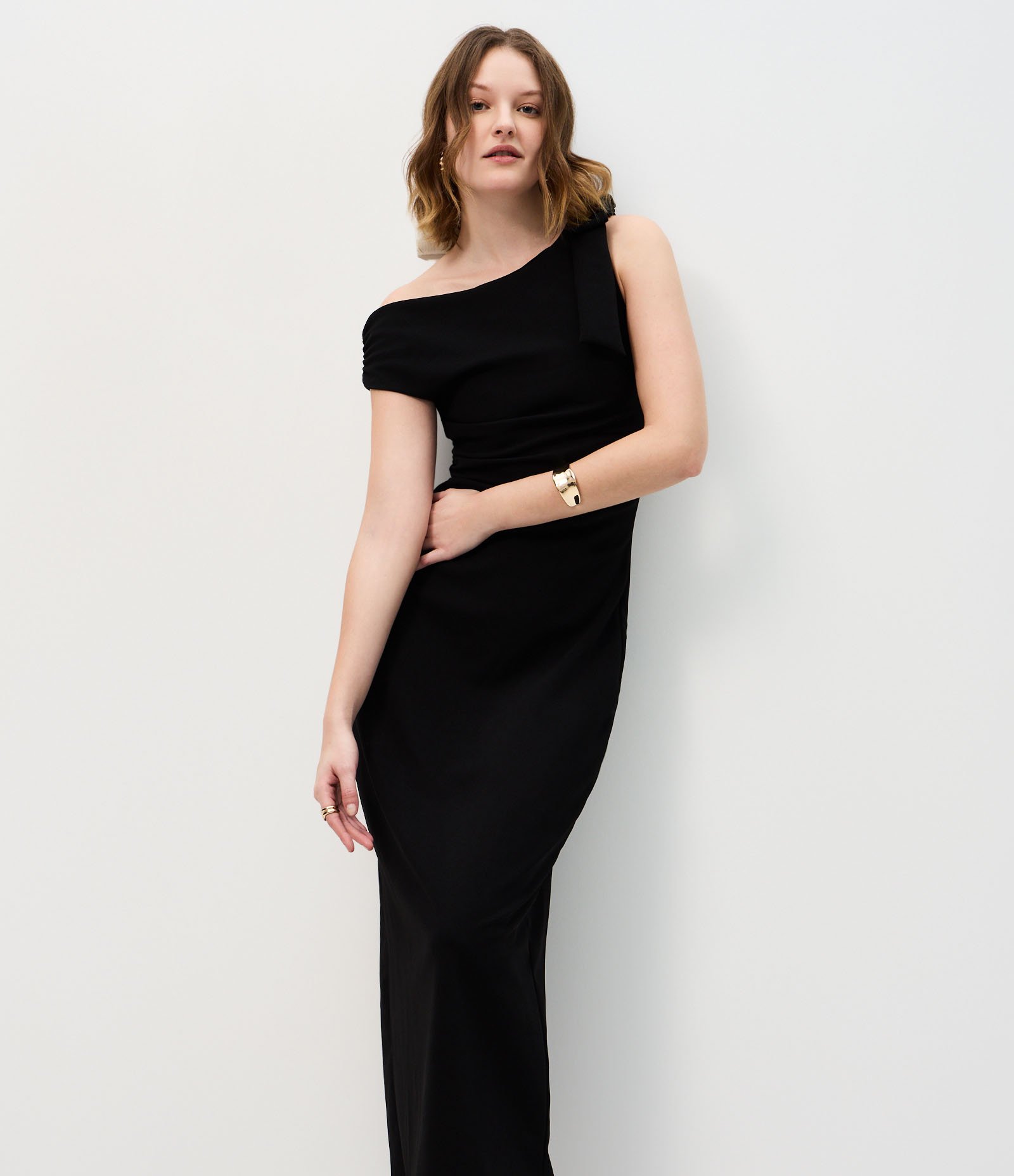 Vestido Midi com Um Ombro Só e Aplicação de Laço Preto 2
