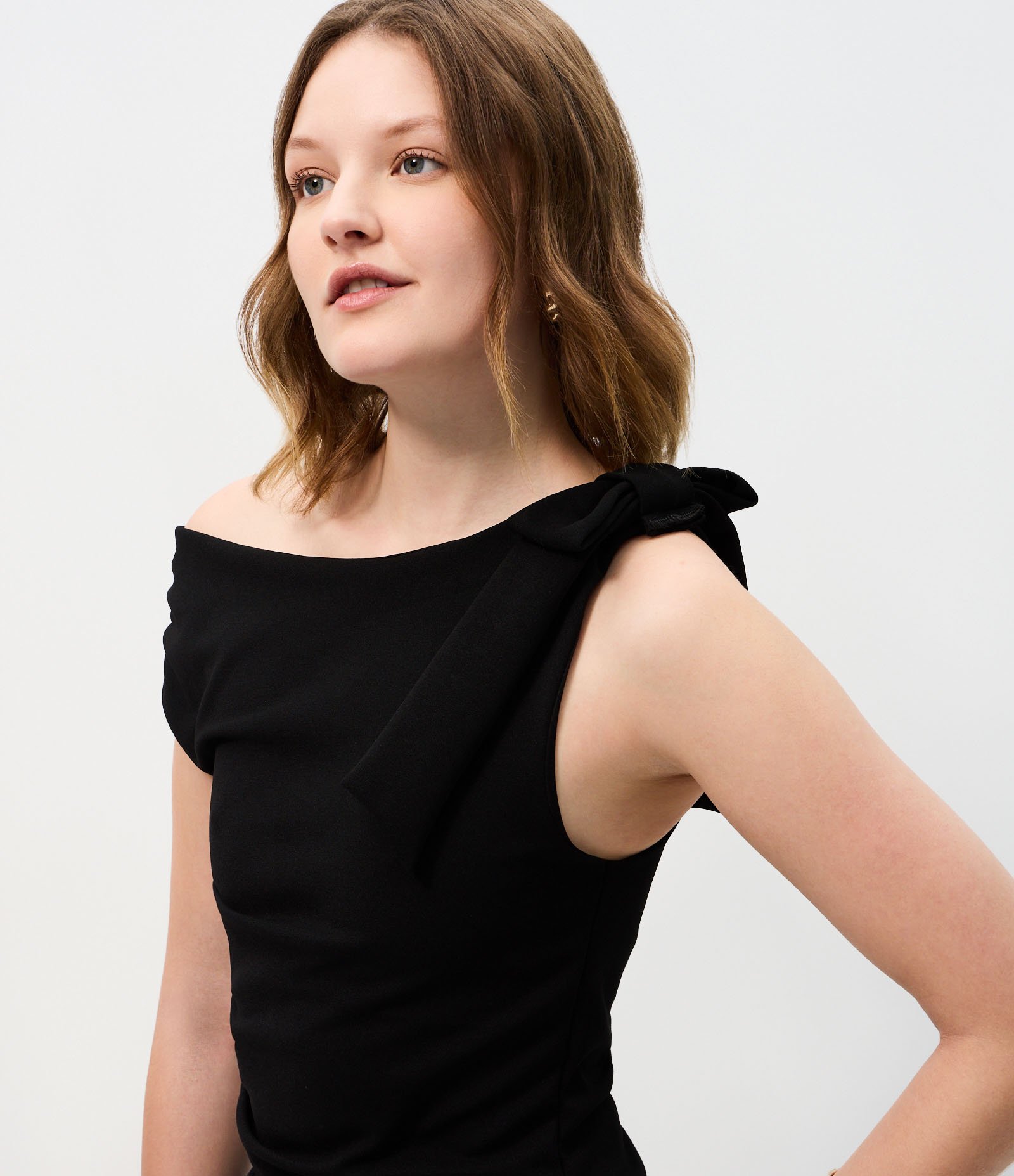 Vestido Midi com Um Ombro Só e Aplicação de Laço Preto 3