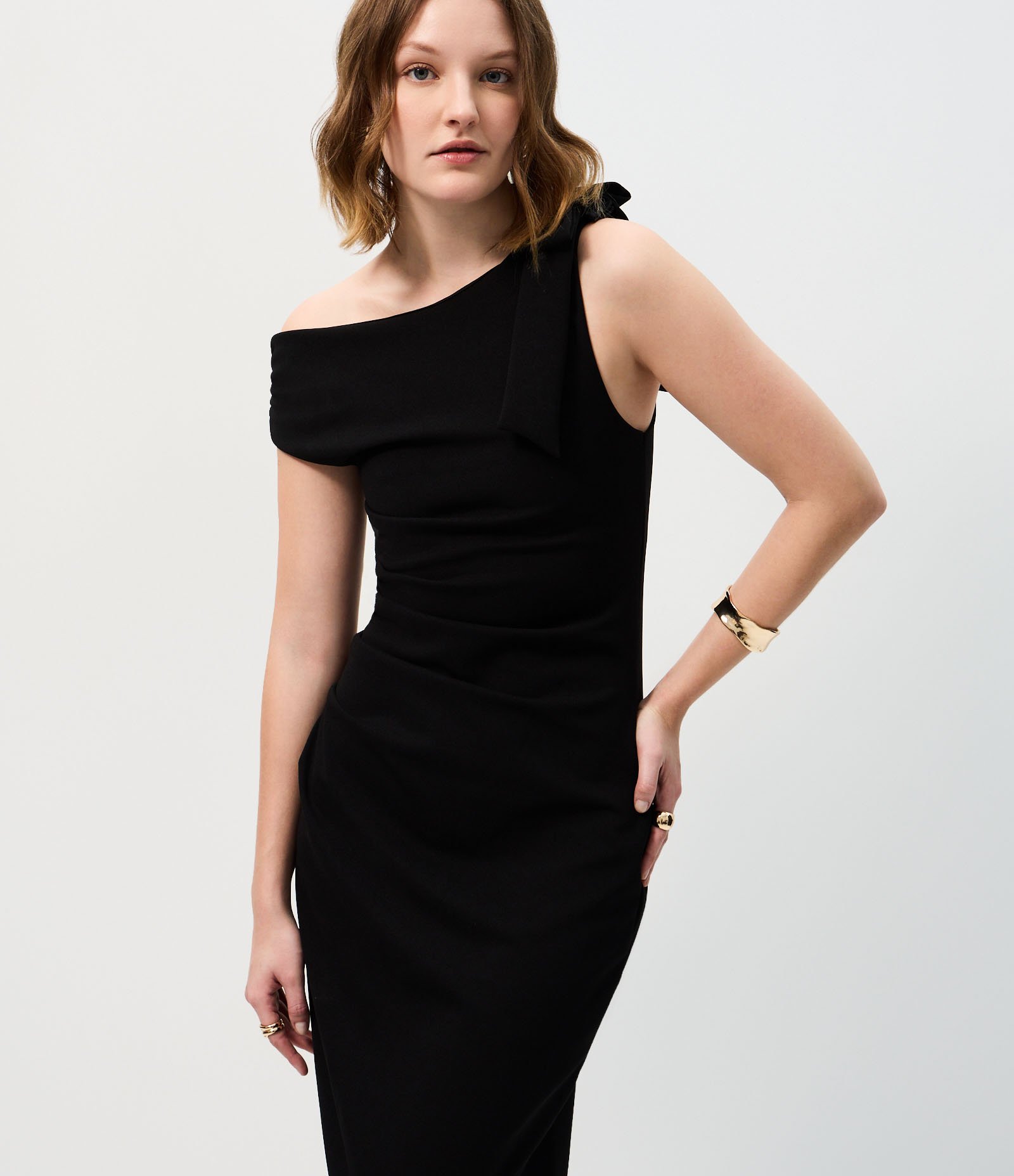 Vestido Midi com Um Ombro Só e Aplicação de Laço Preto 4