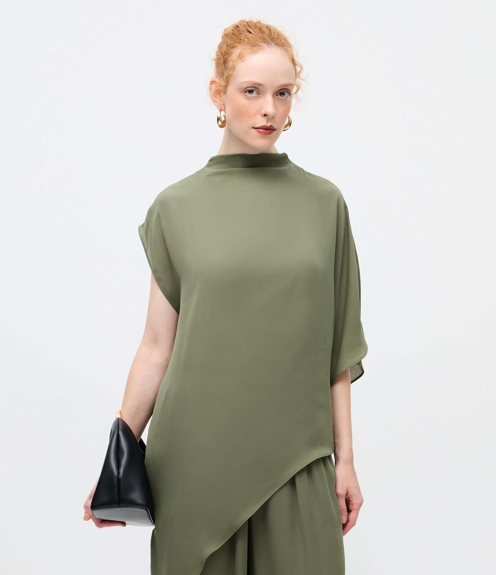 Blusa Fluída em Chiffon com Mangas Diferenciadas e Barra Assimétrica Verde 1