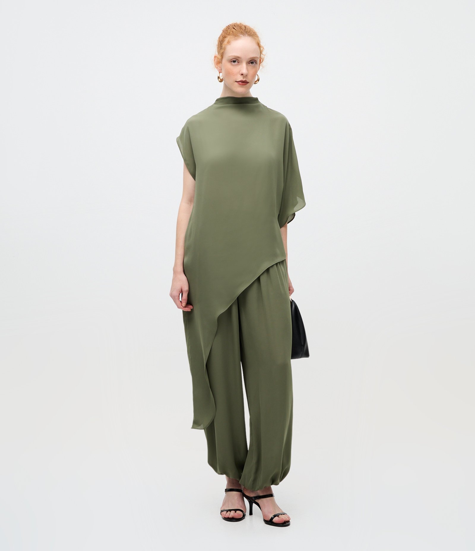 Blusa Fluída em Chiffon com Mangas Diferenciadas e Barra Assimétrica Verde 2