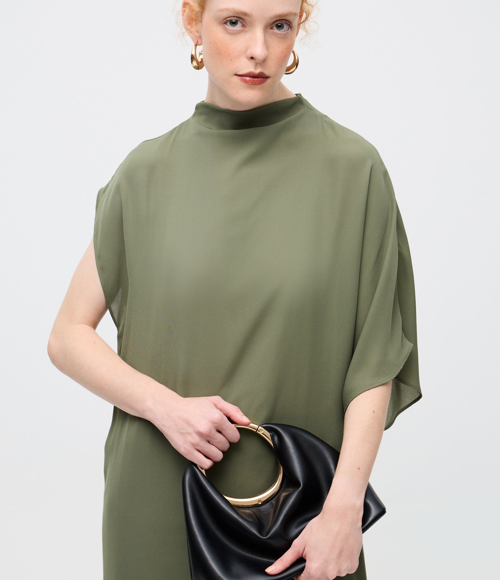 Blusa Fluída em Chiffon com Mangas Diferenciadas e Barra Assimétrica Verde 3