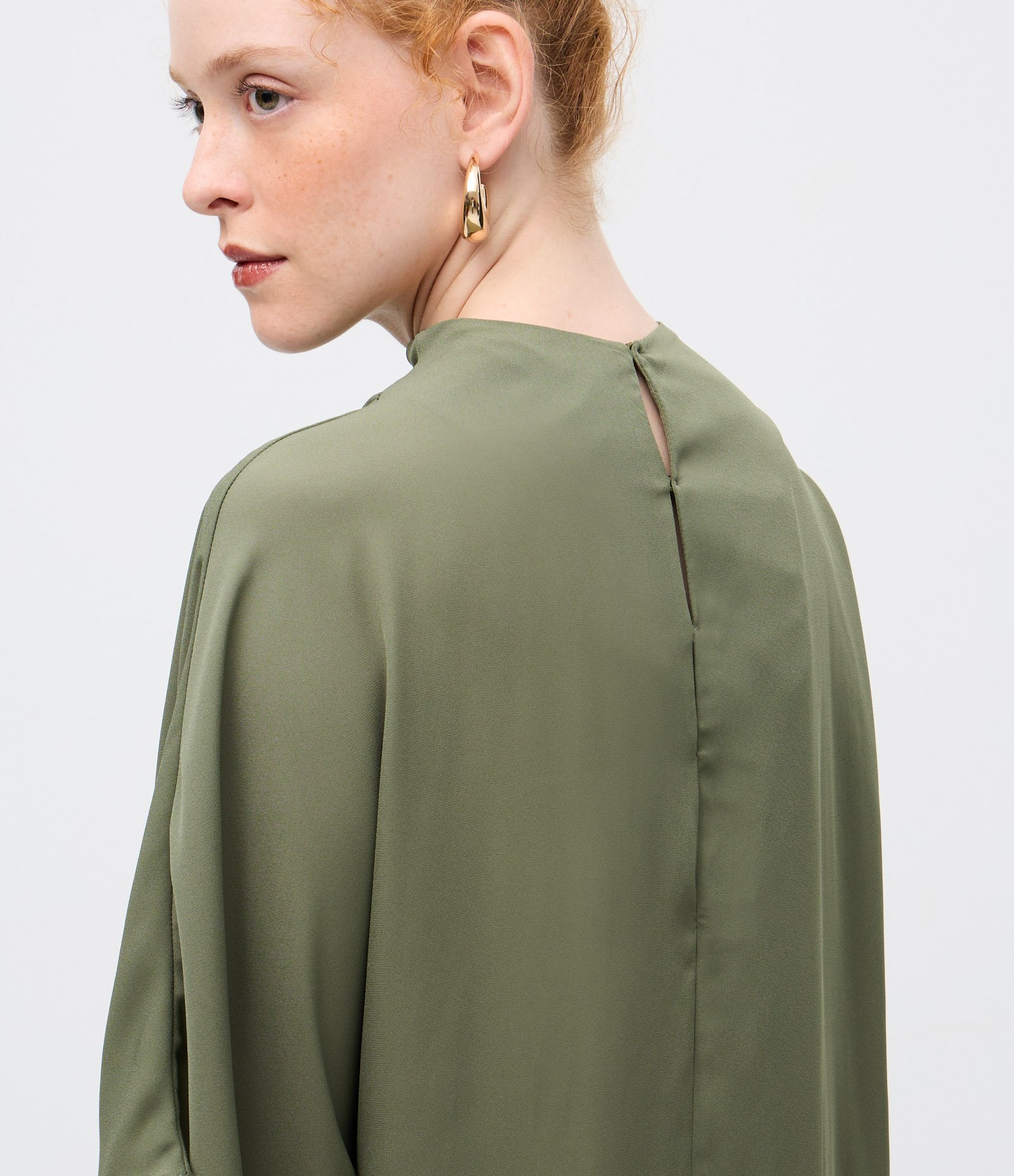Blusa Fluída em Chiffon com Mangas Diferenciadas e Barra Assimétrica Verde 4