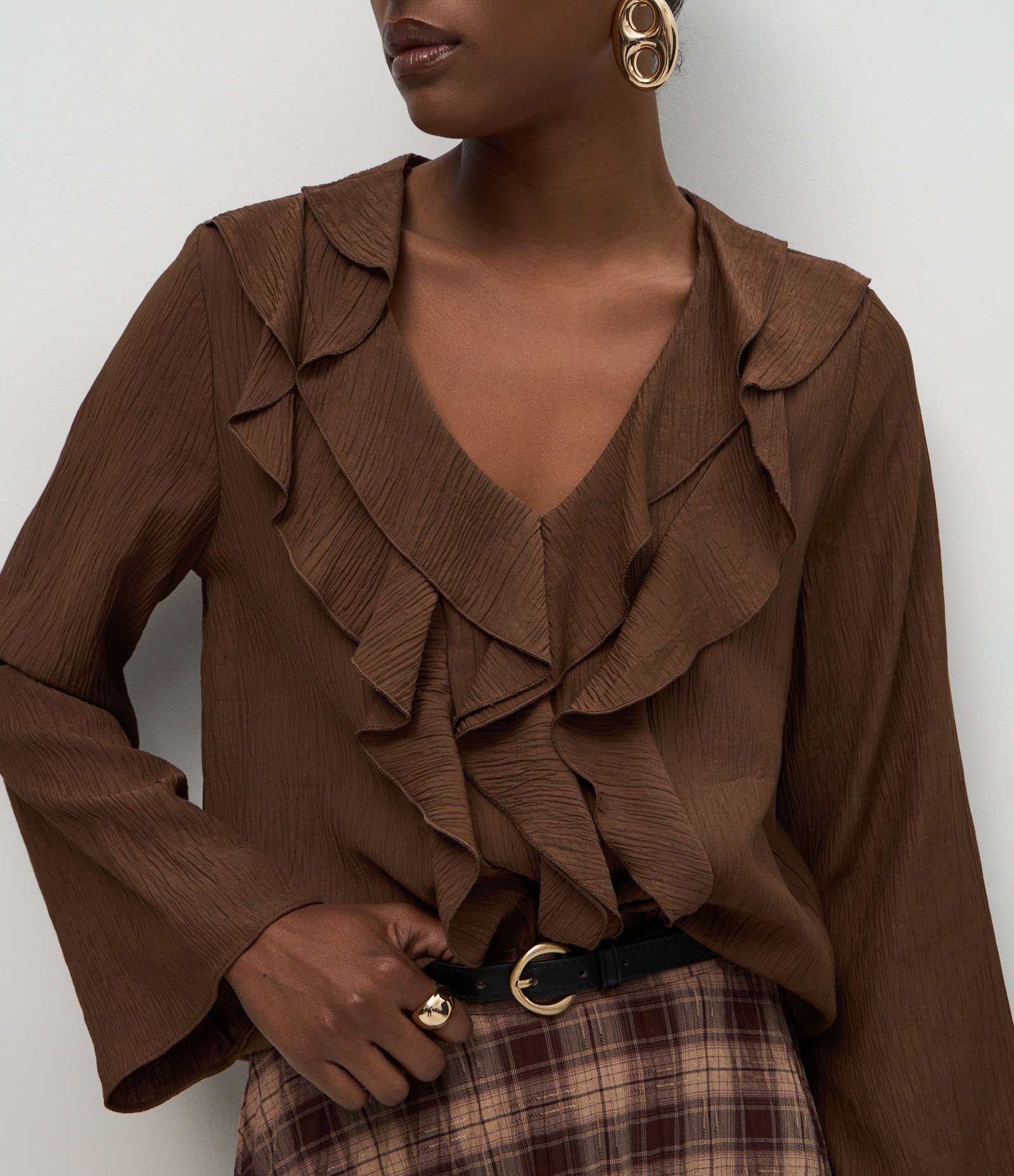 Blusa em Viscose com Babados no Decote Marrom 4