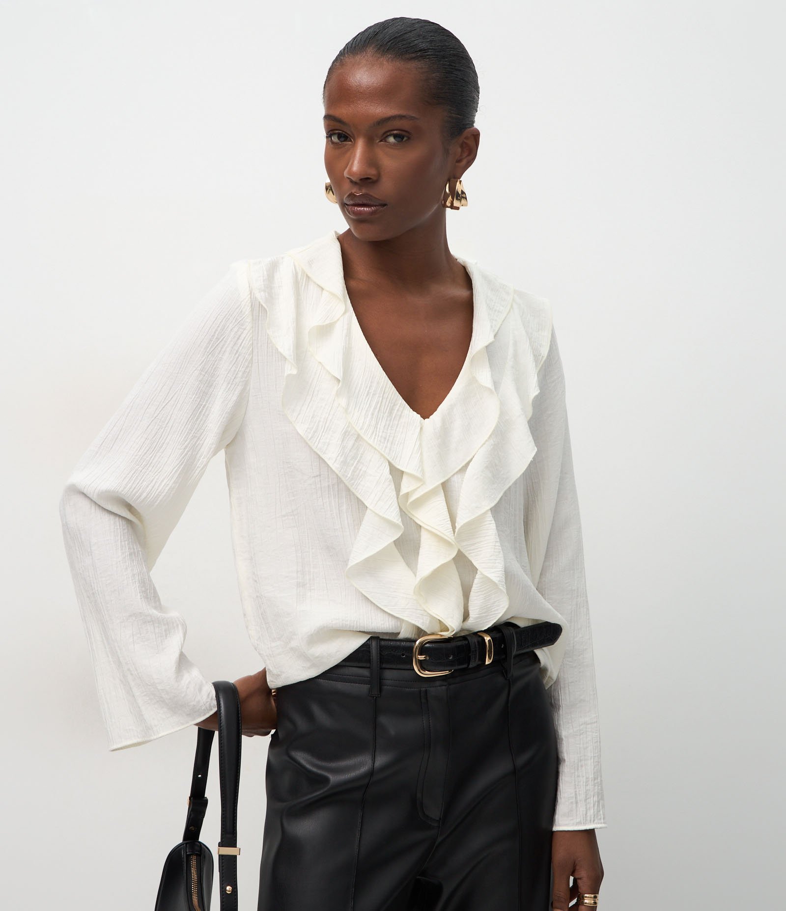 Blusa em Viscose com Babados no Decote Branco 1