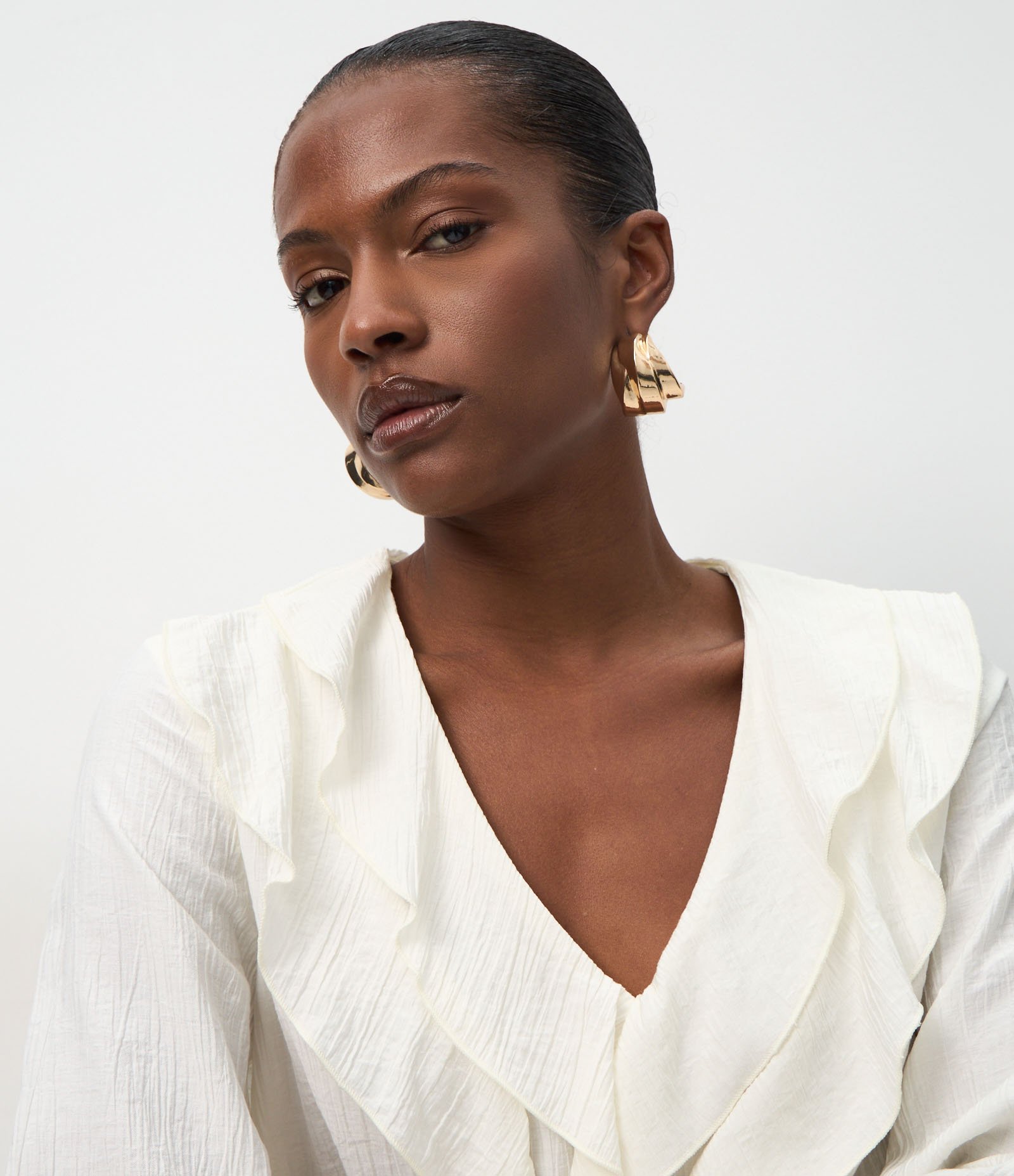 Blusa em Viscose com Babados no Decote Branco 3