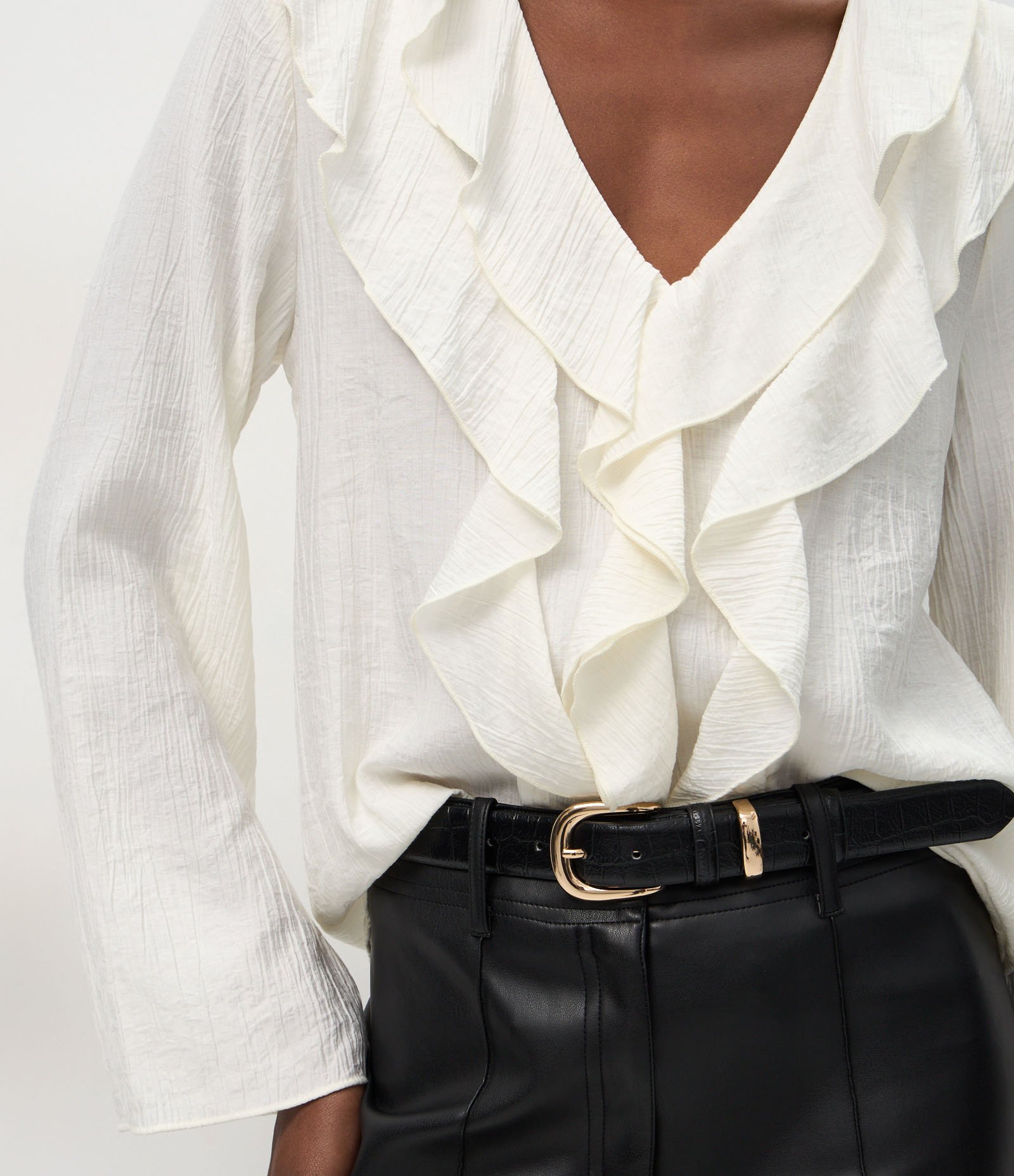 Blusa em Viscose com Babados no Decote Branco 4