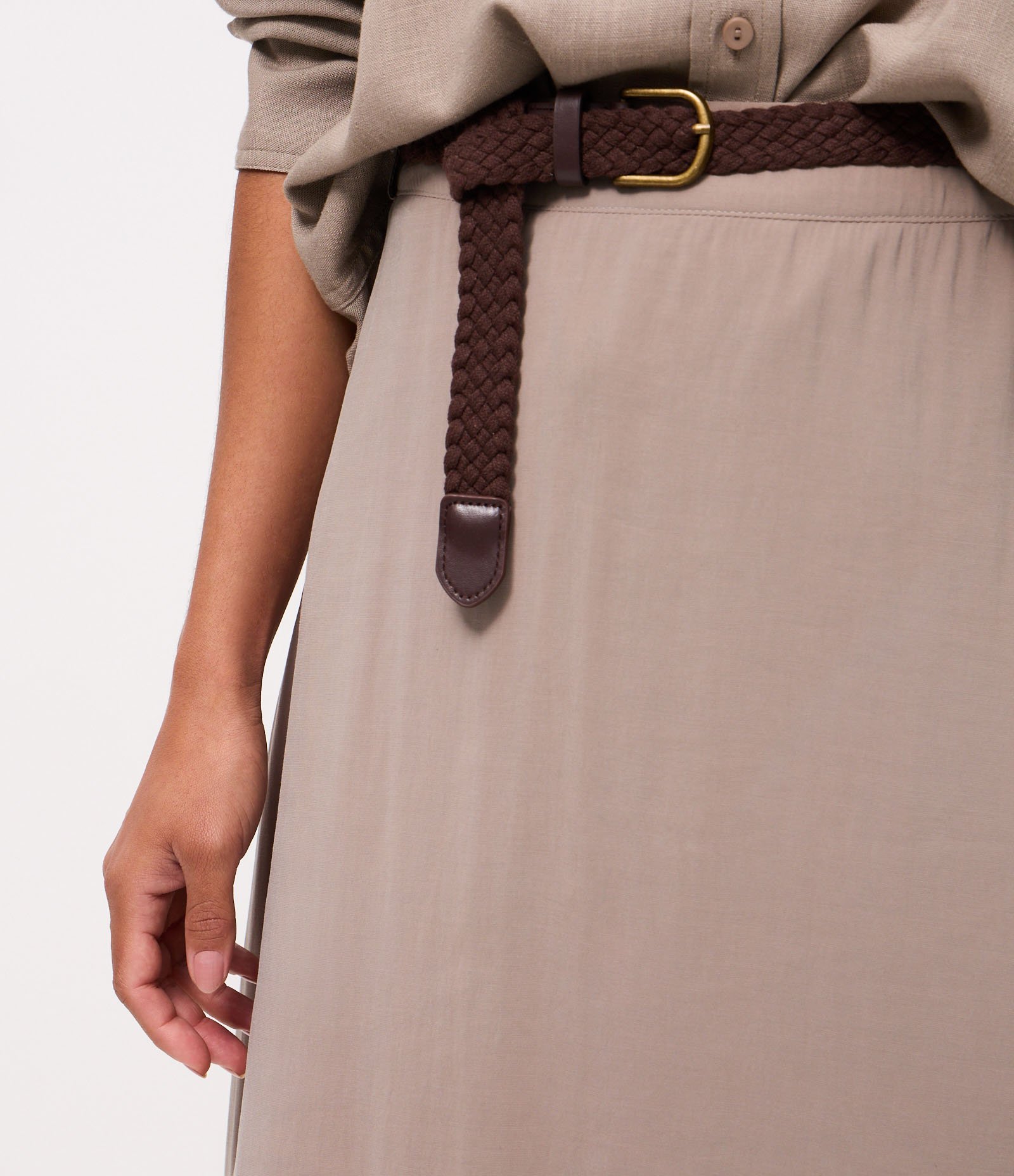 Saia Midi Evasê em Viscose com Cinto Texturizado Cinza 4