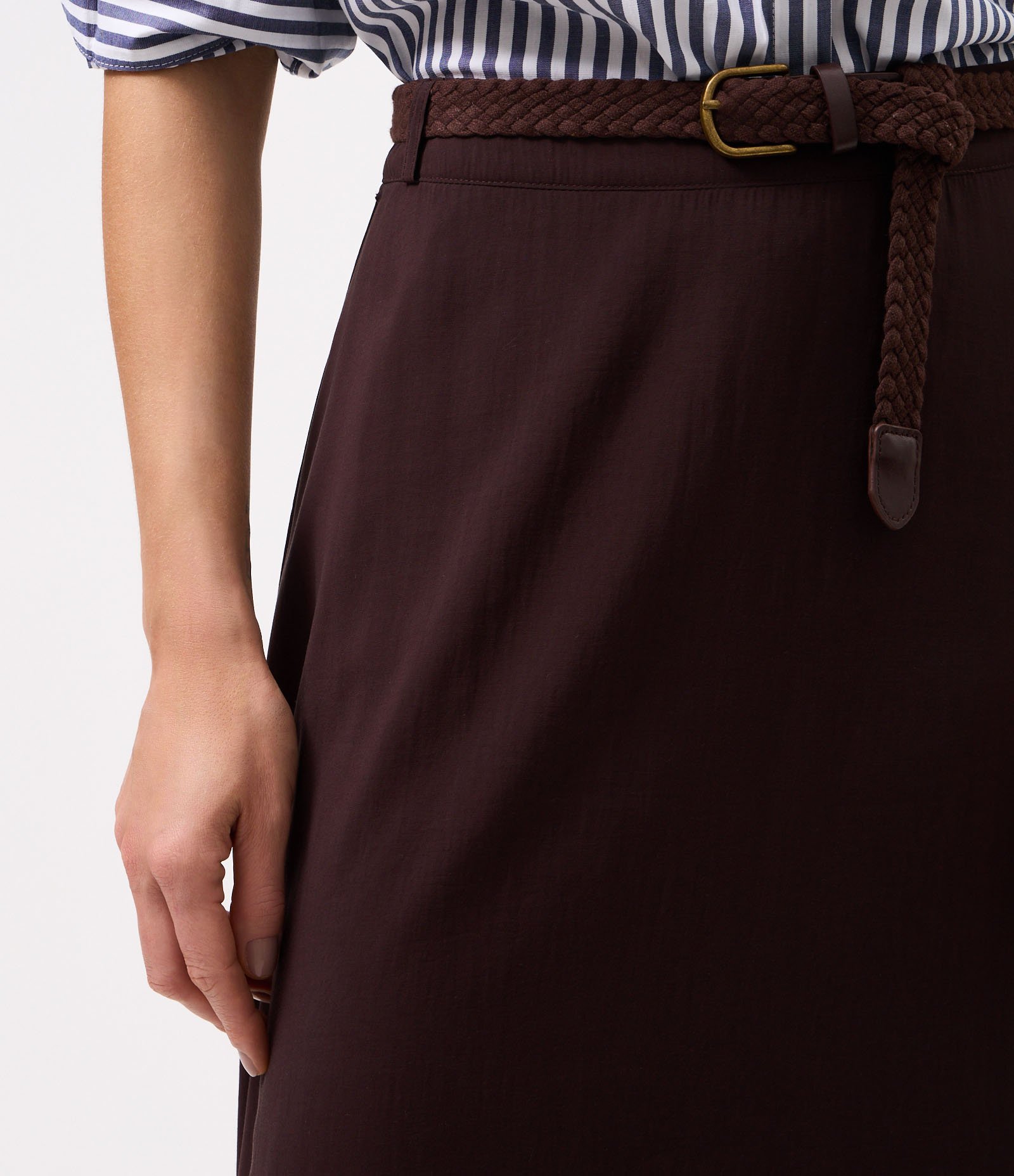 Saia Midi Evasê em Viscose com Cinto Texturizado Marrom 4