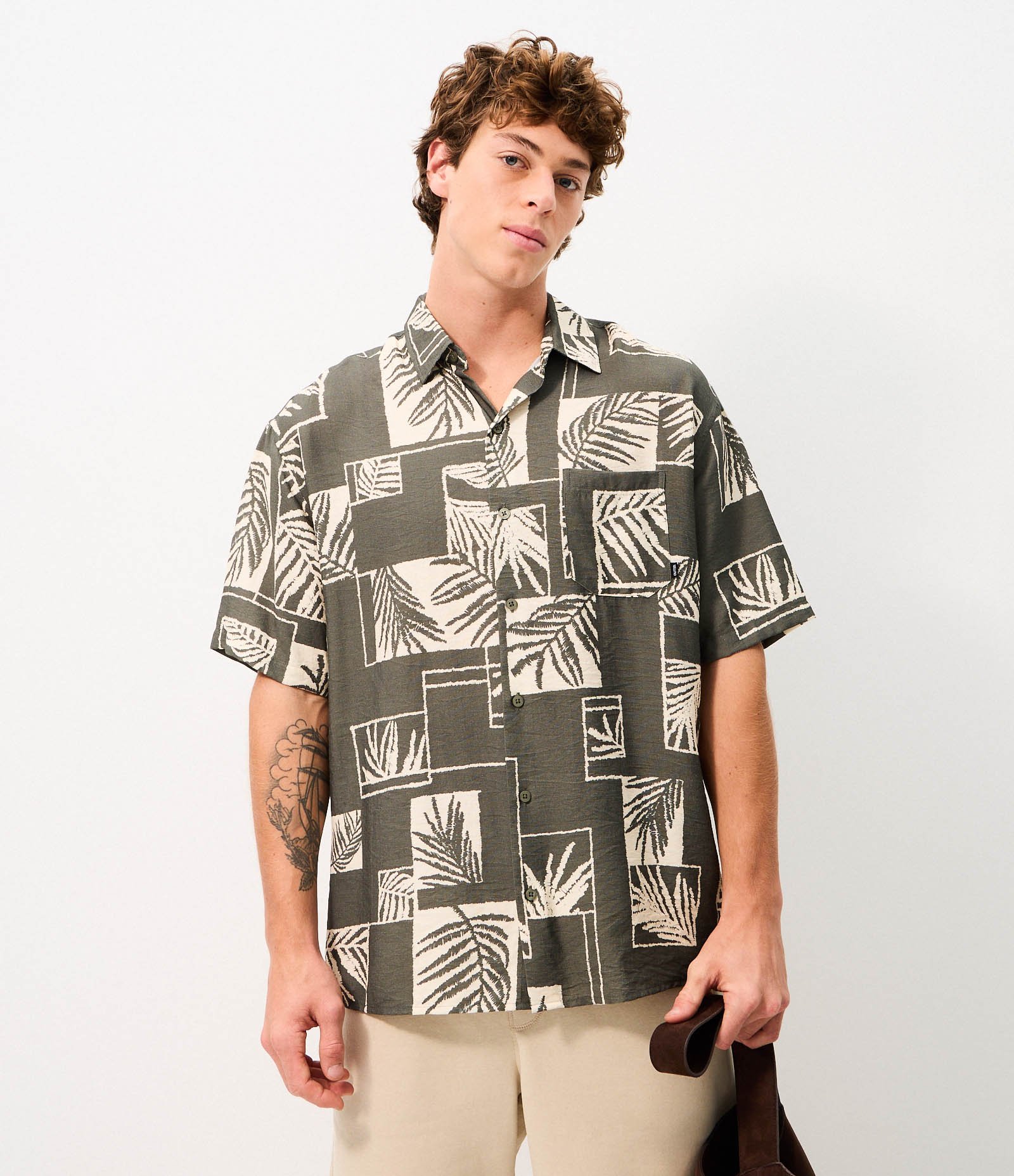 Camisa Relaxed Folhagem Manga Curta Verde 2