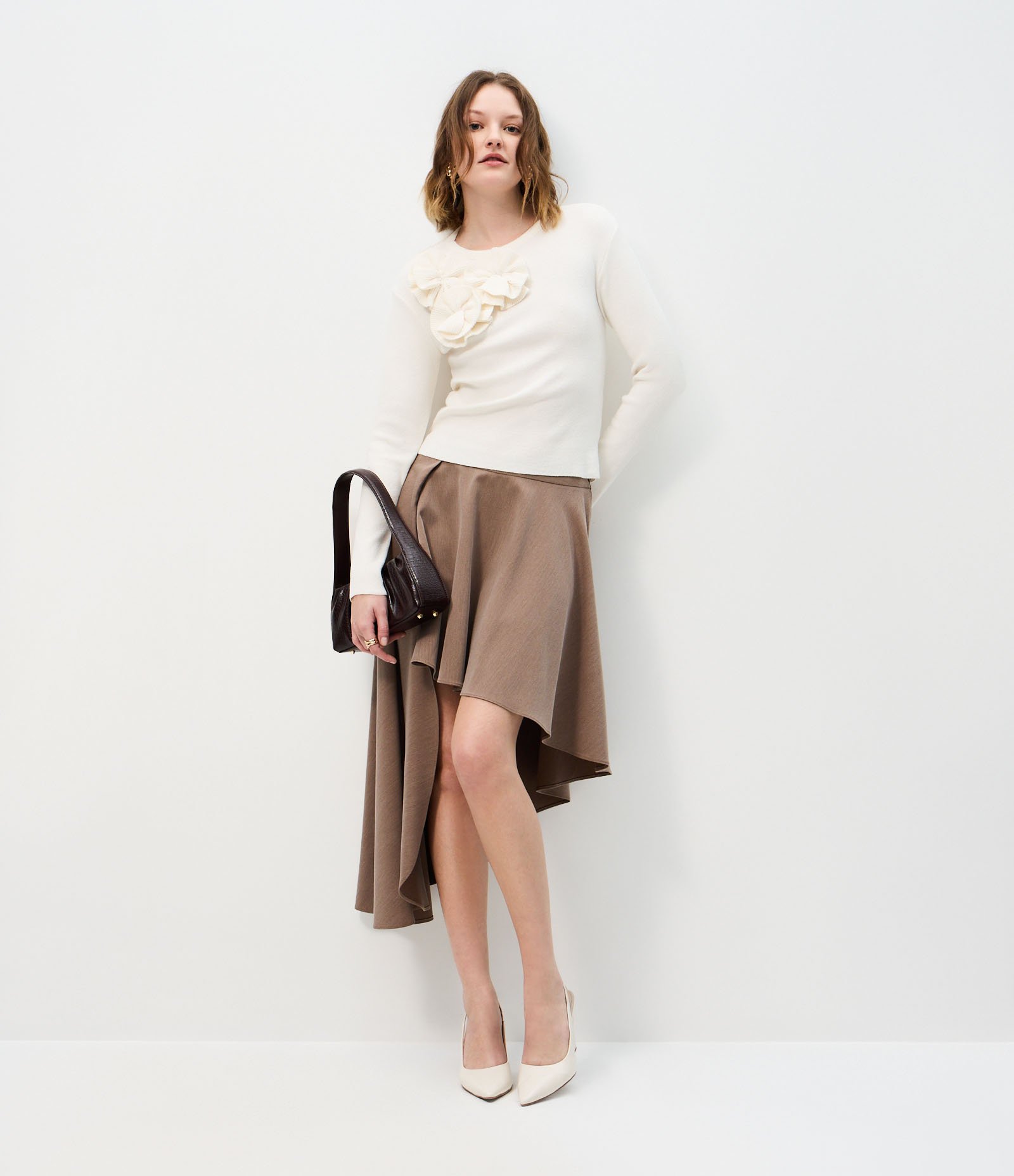 Suéter em Tricô com Aplicação de Flores em Relevo Off White 2