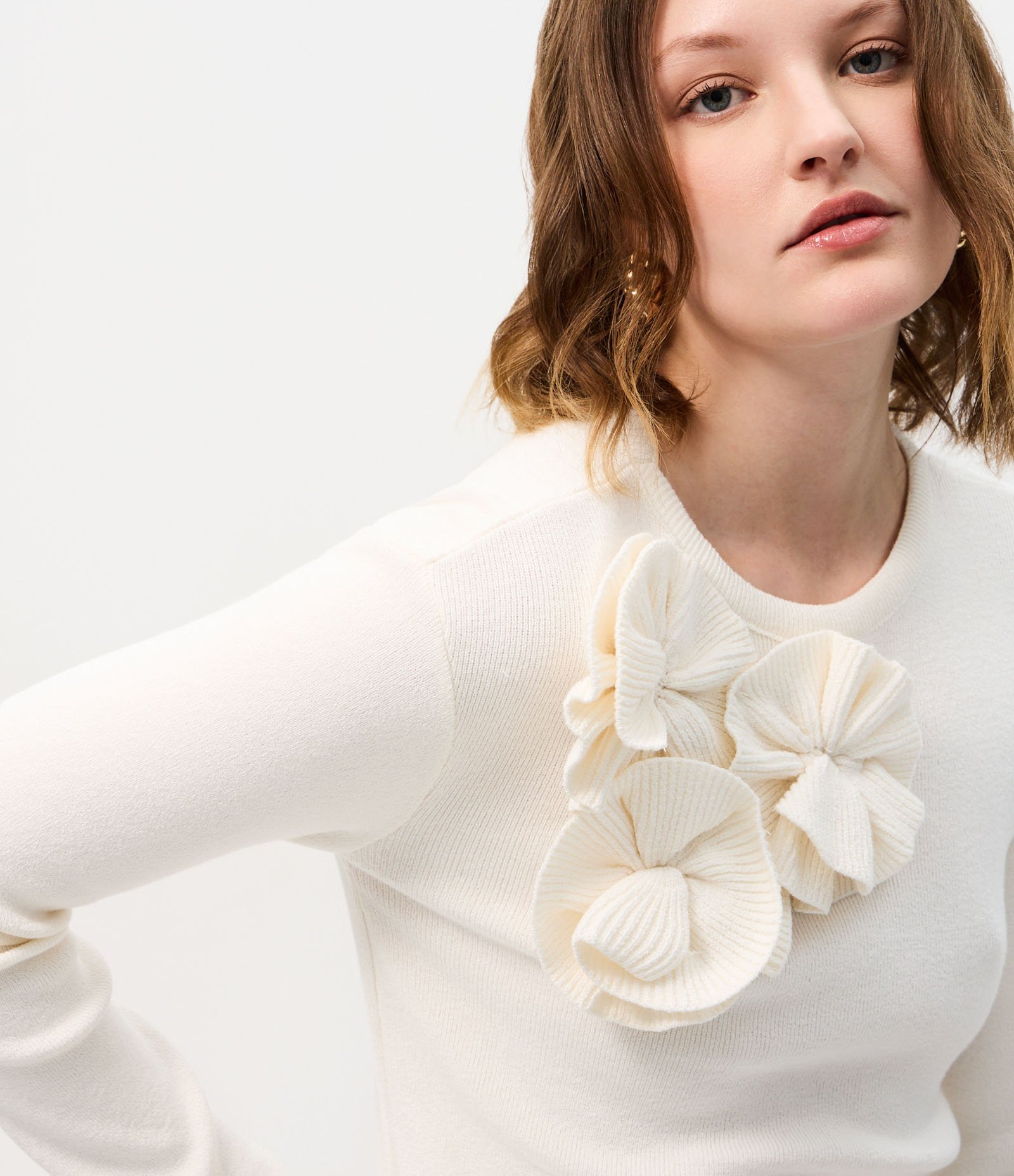 Suéter em Tricô com Aplicação de Flores em Relevo Off White 3