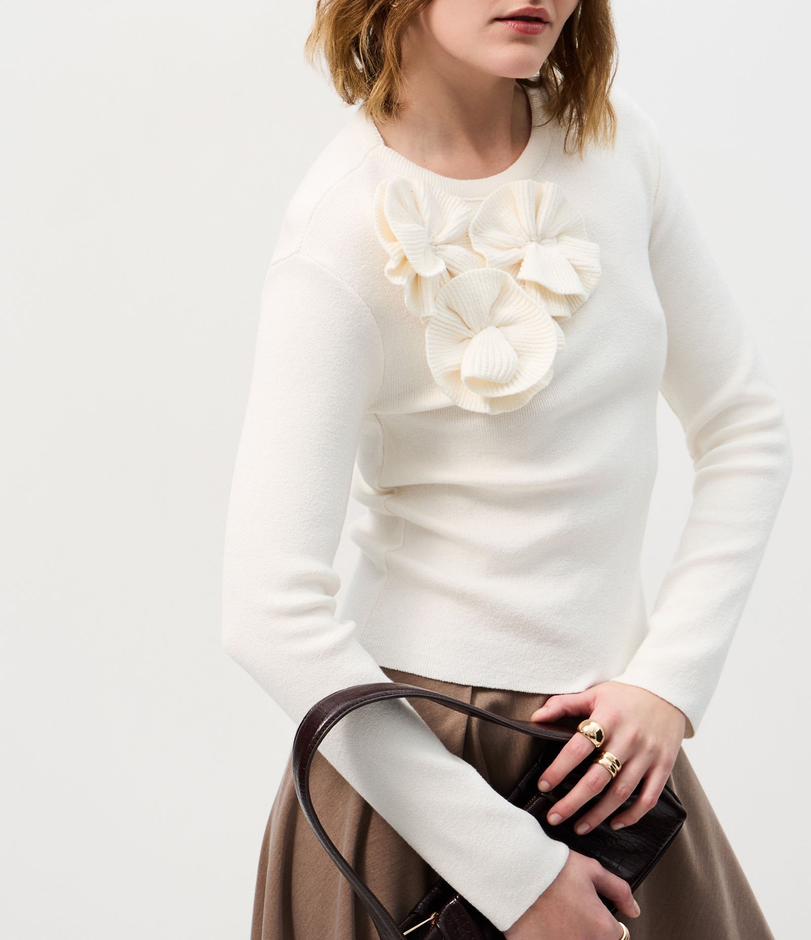 Suéter em Tricô com Aplicação de Flores em Relevo Off White 4