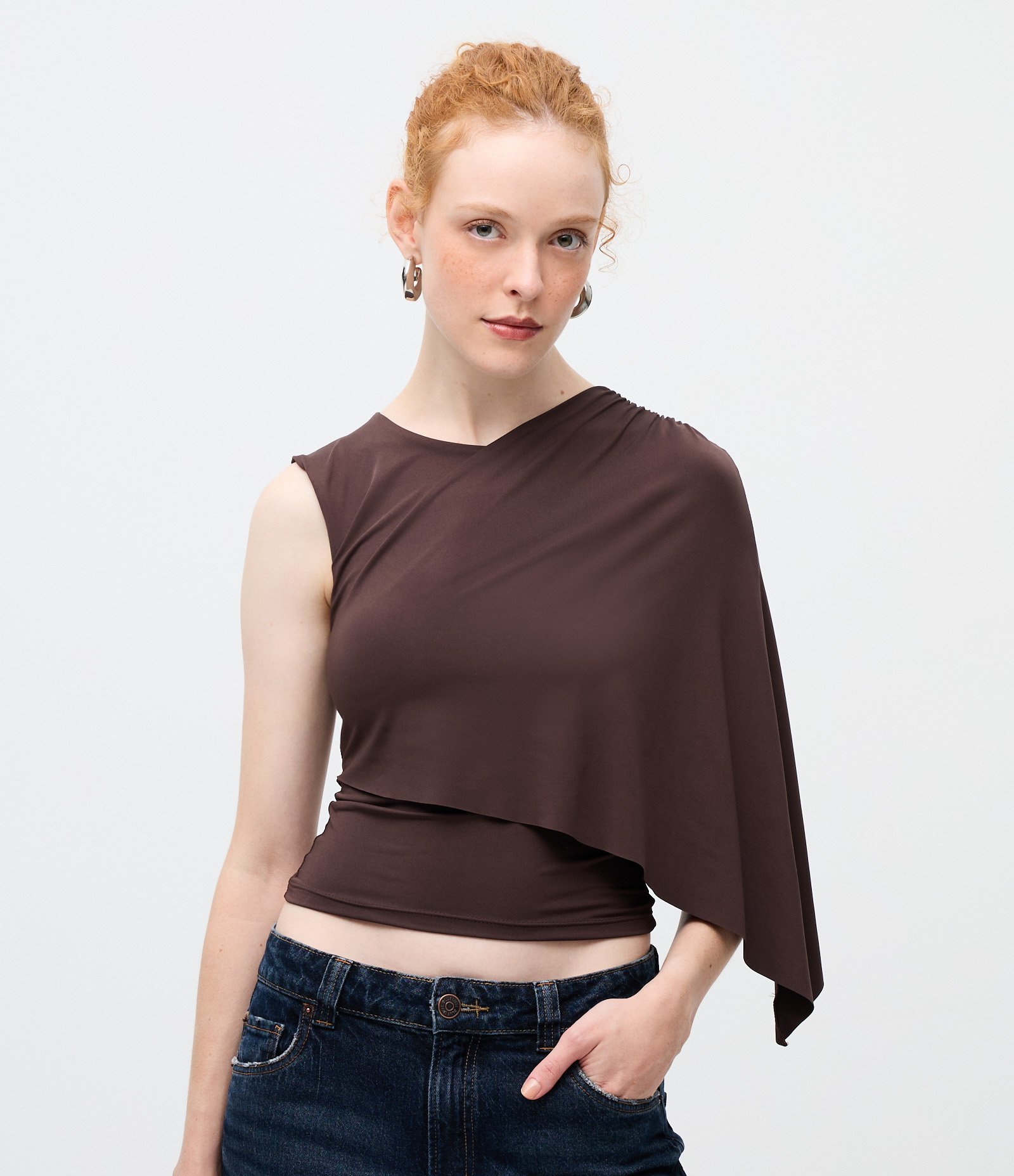 Blusa Ombro Único em Jersey com Camada Assimétrica Marrom 1