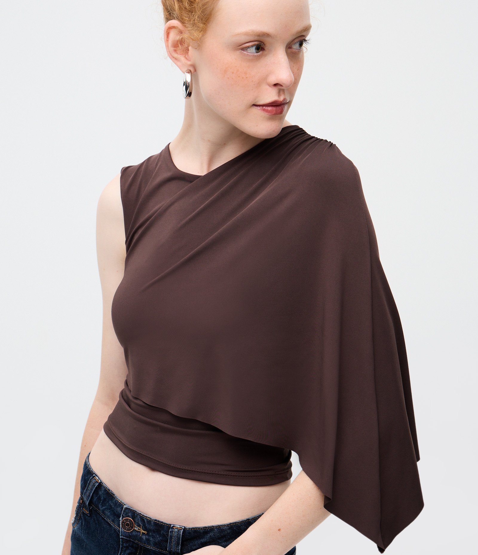 Blusa Ombro Único em Jersey com Camada Assimétrica Marrom 3