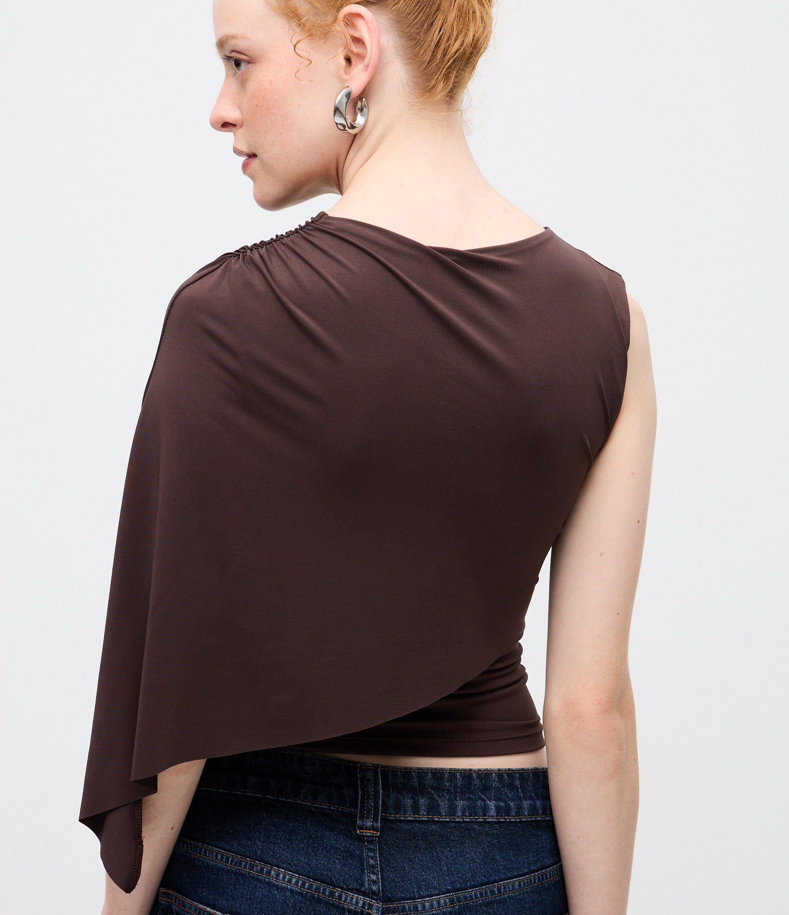 Blusa Ombro Único em Jersey com Camada Assimétrica Marrom 4
