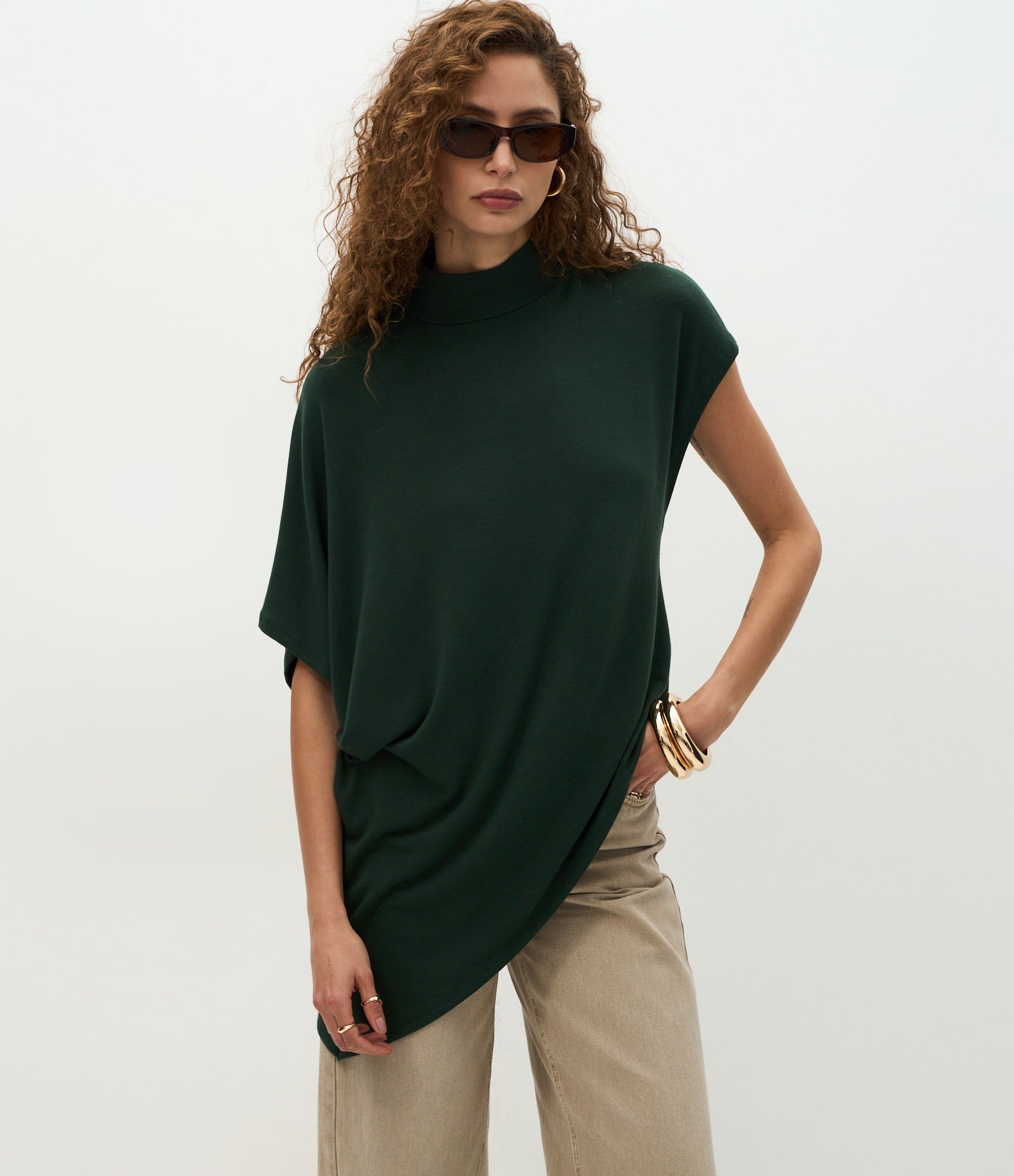 Blusa Assimétrica em Malha com Gola Alta Verde 1