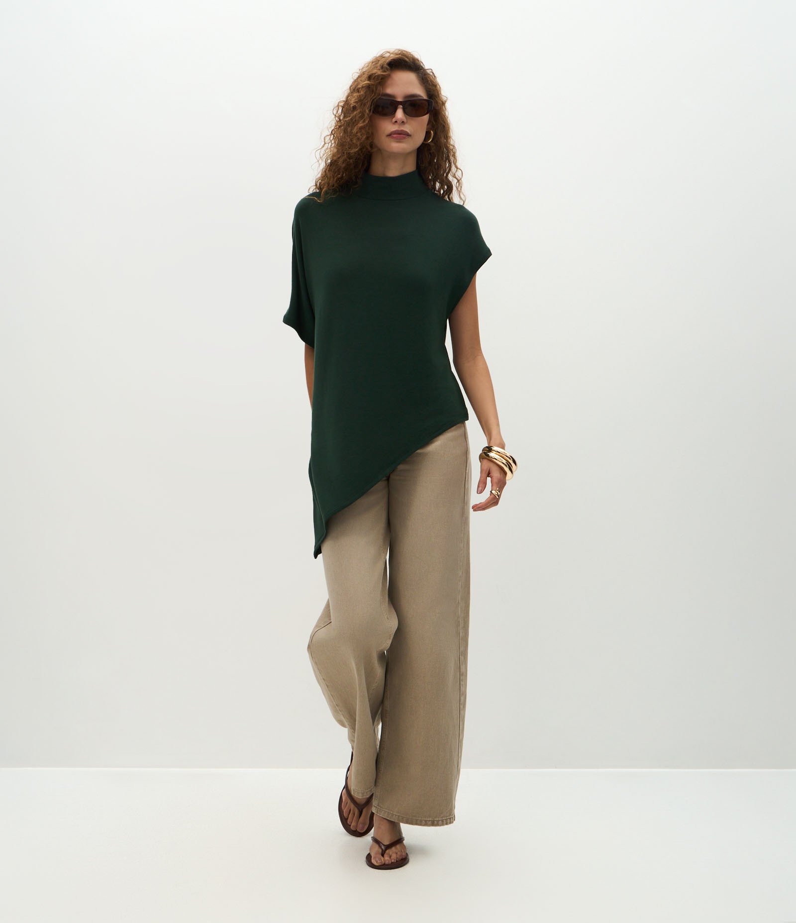 Blusa Assimétrica em Malha com Gola Alta Verde 2