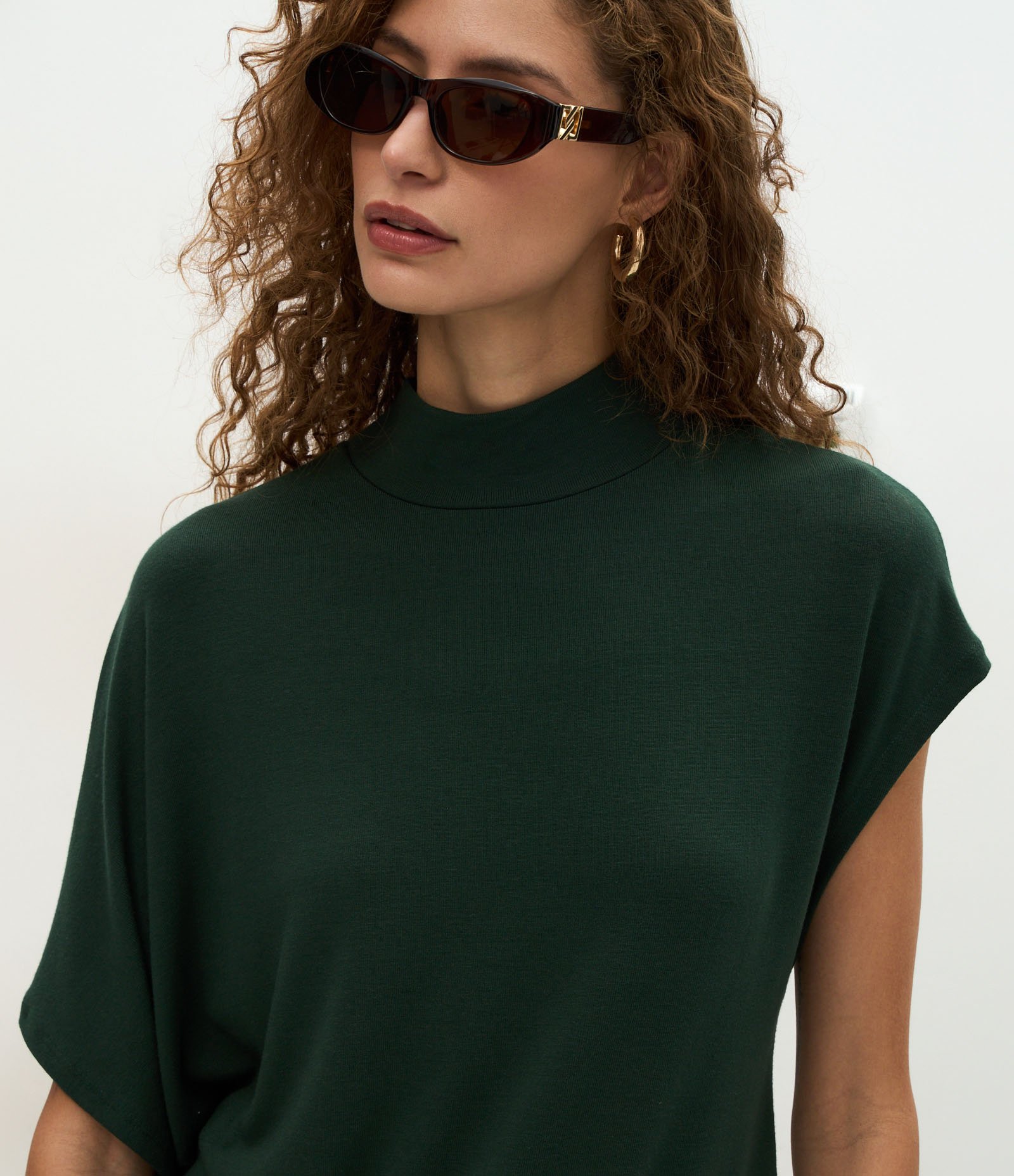 Blusa Assimétrica em Malha com Gola Alta Verde 3