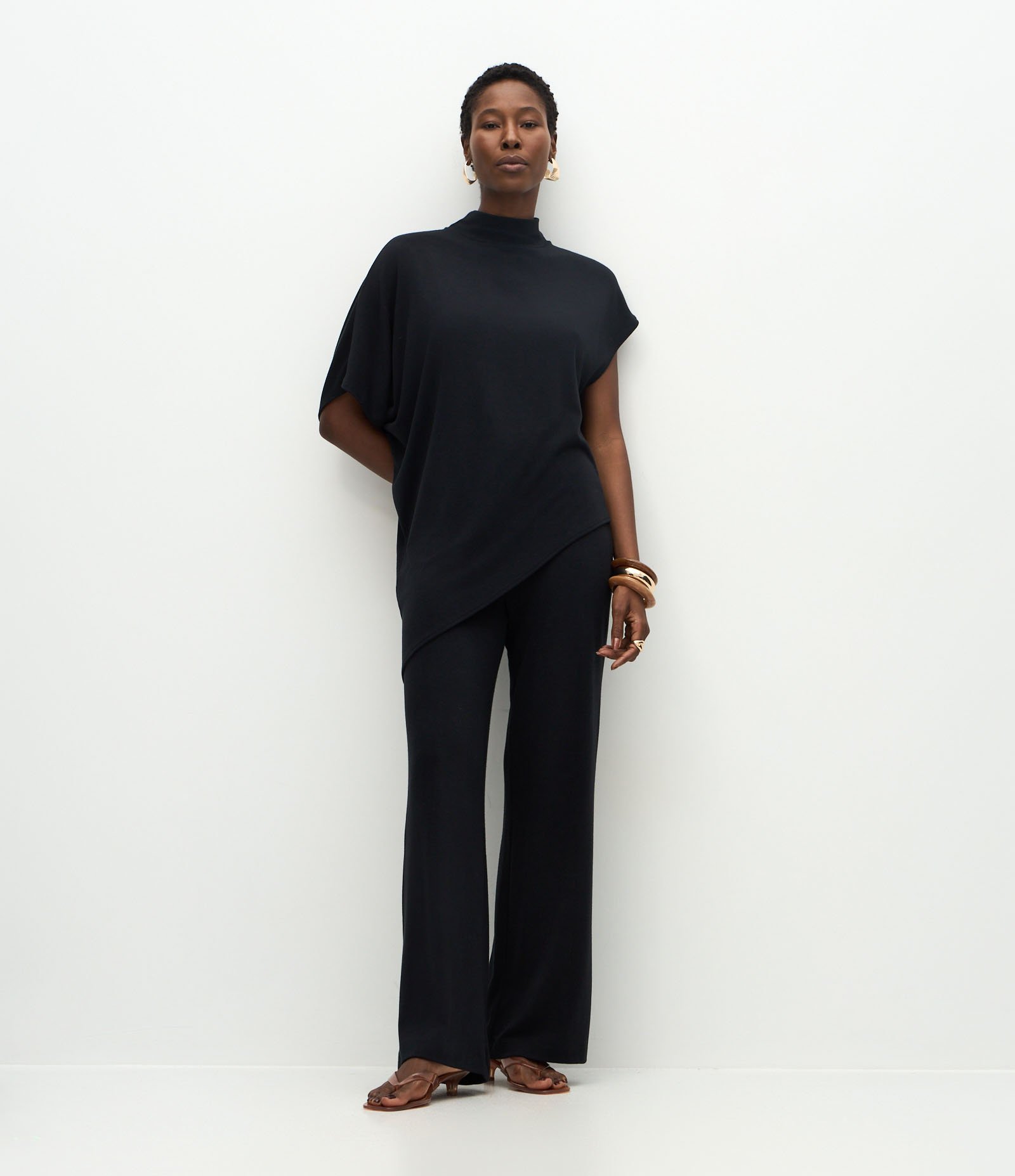 Blusa Assimétrica em Malha com Gola Alta Preto 2