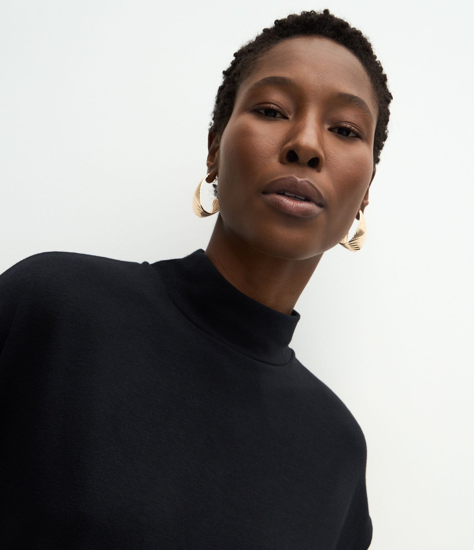 Blusa Assimétrica em Malha com Gola Alta Preto 3