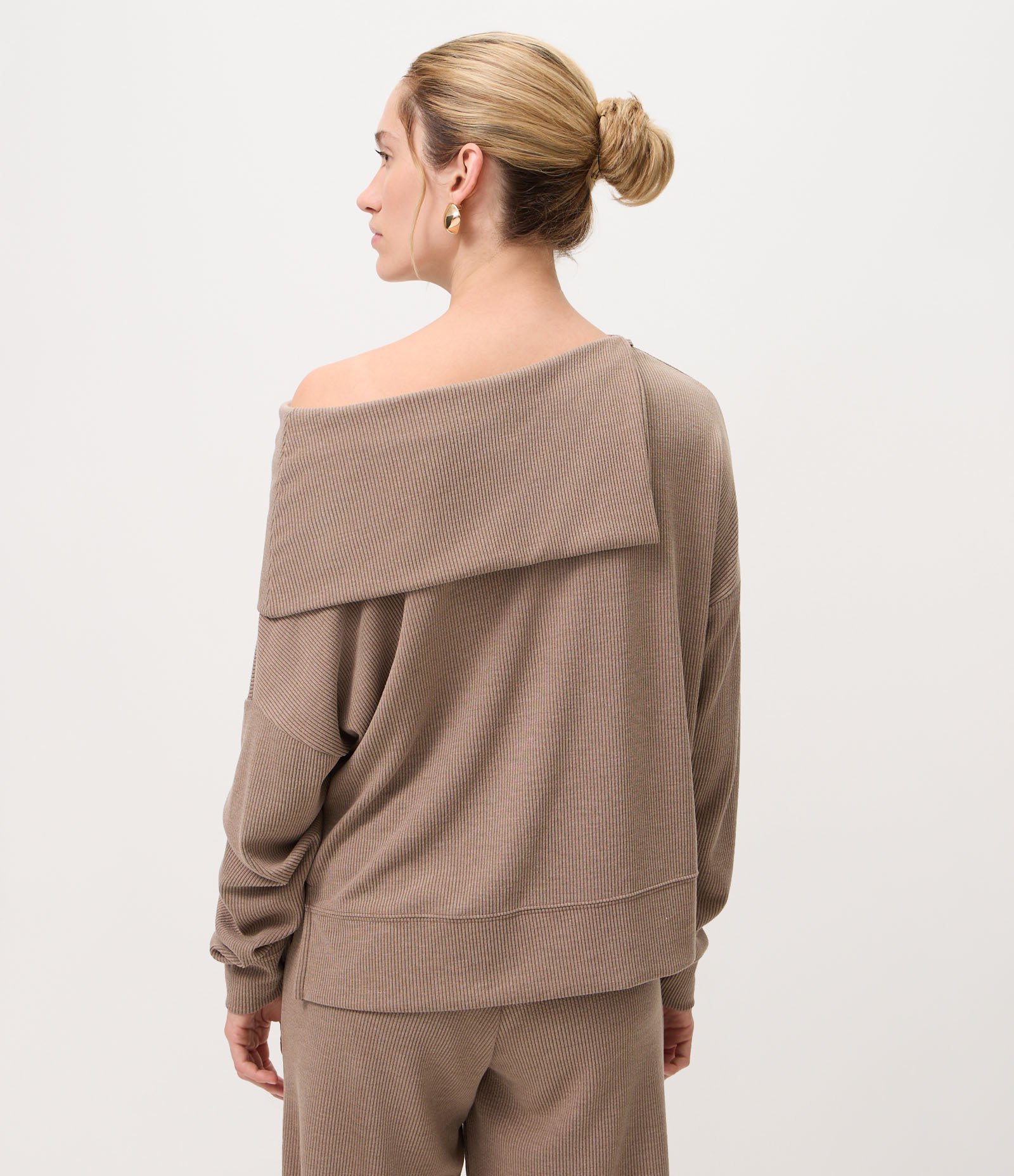 Blusa em Anarruga com Gola Boba Marrom 4