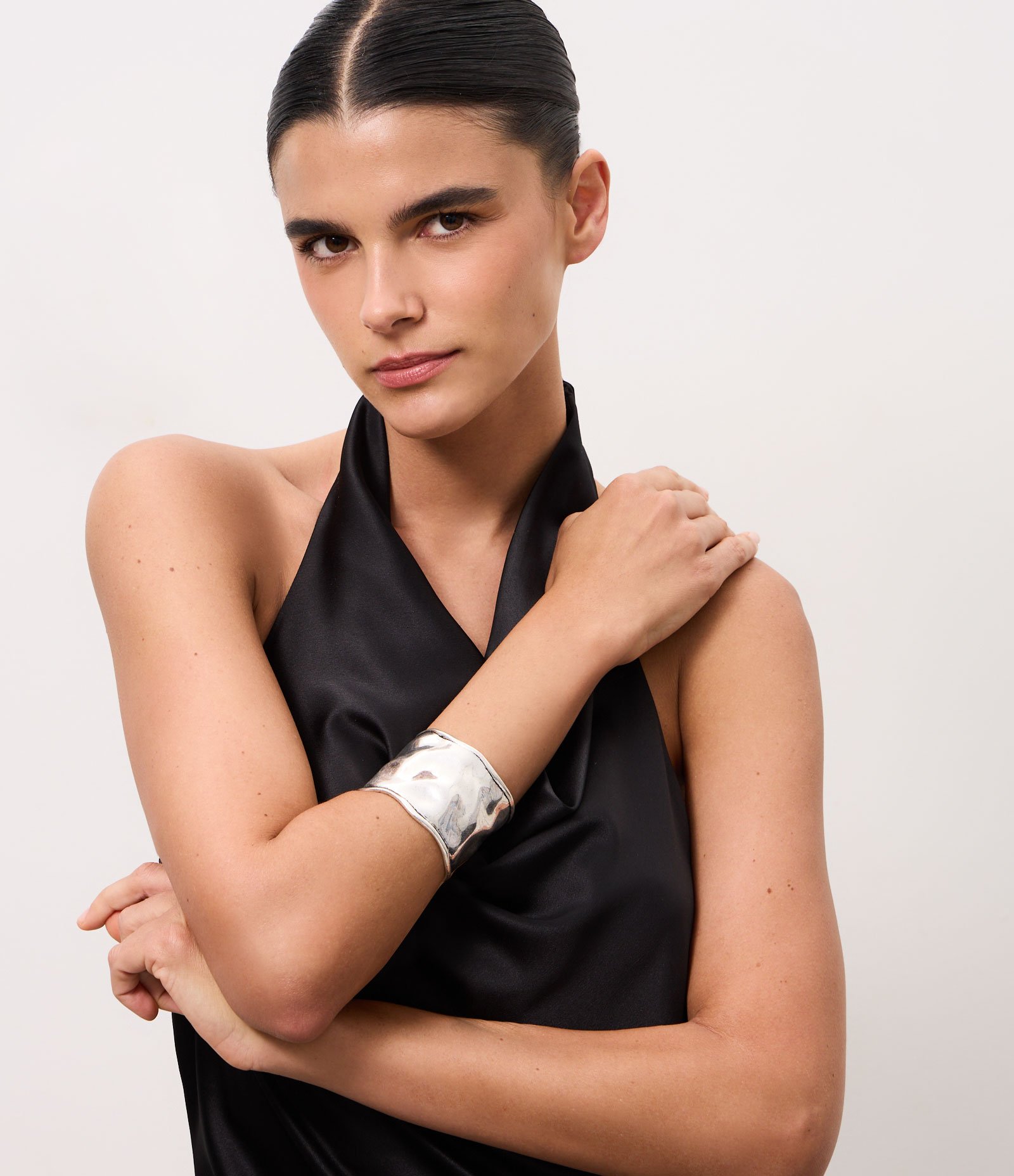 Bracelete Orgânico em Metal com Acabamento Martelado Prata 1