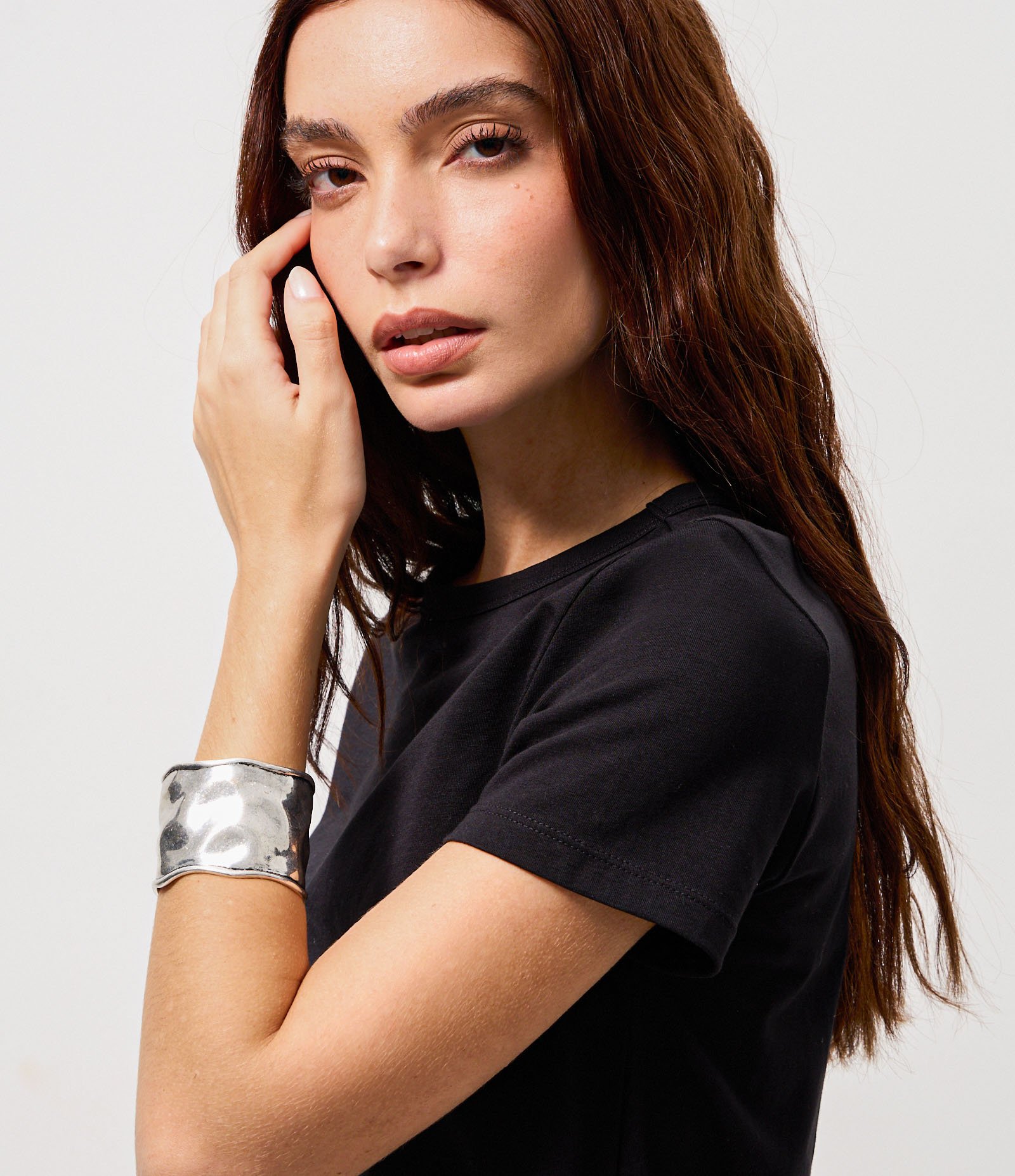 Bracelete Orgânico em Metal com Acabamento Martelado Prata 2